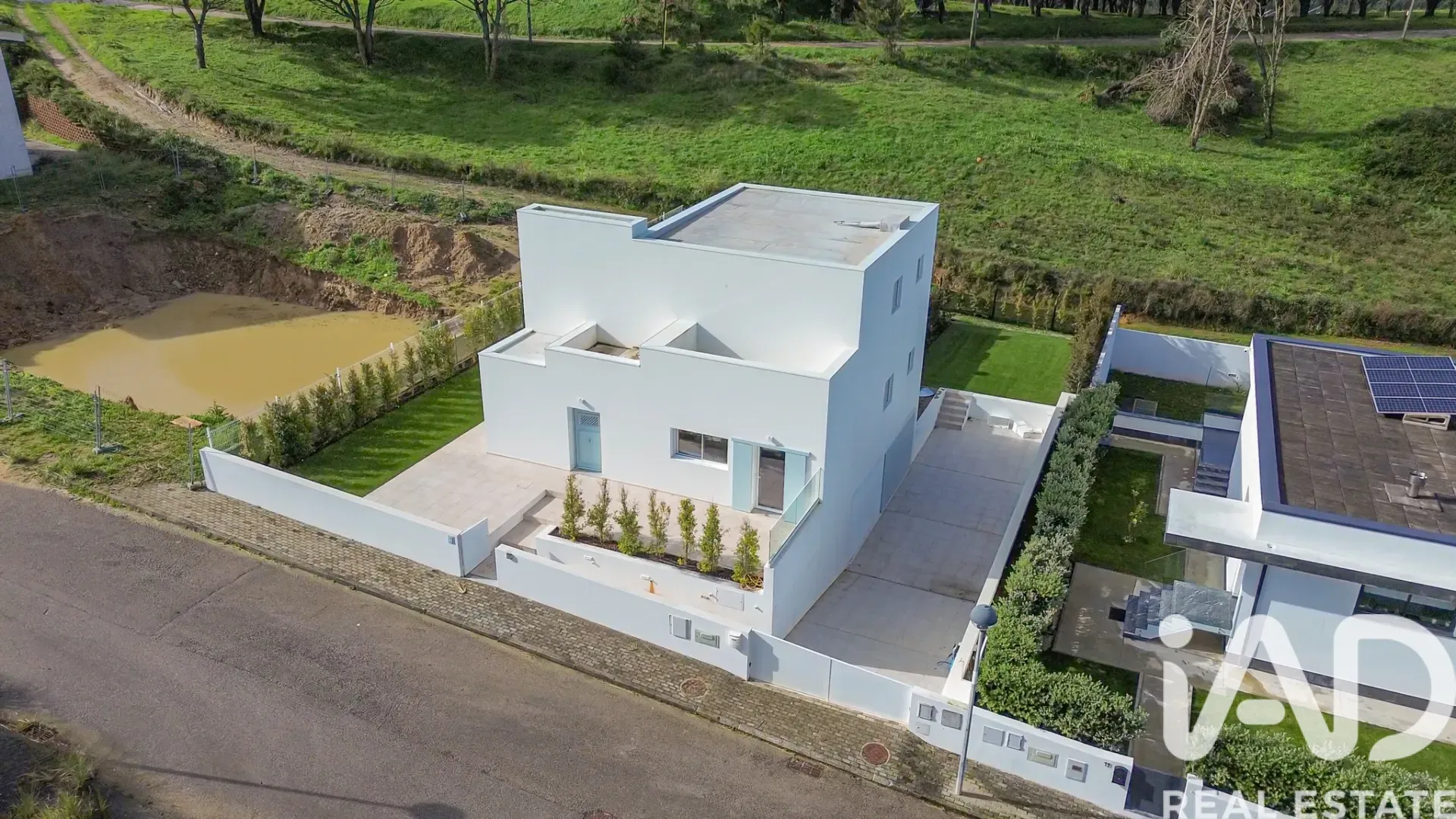 Modern 4-Bedroom House with Garden and Terrace in Lagoa, Portugal - View image 9 of 40