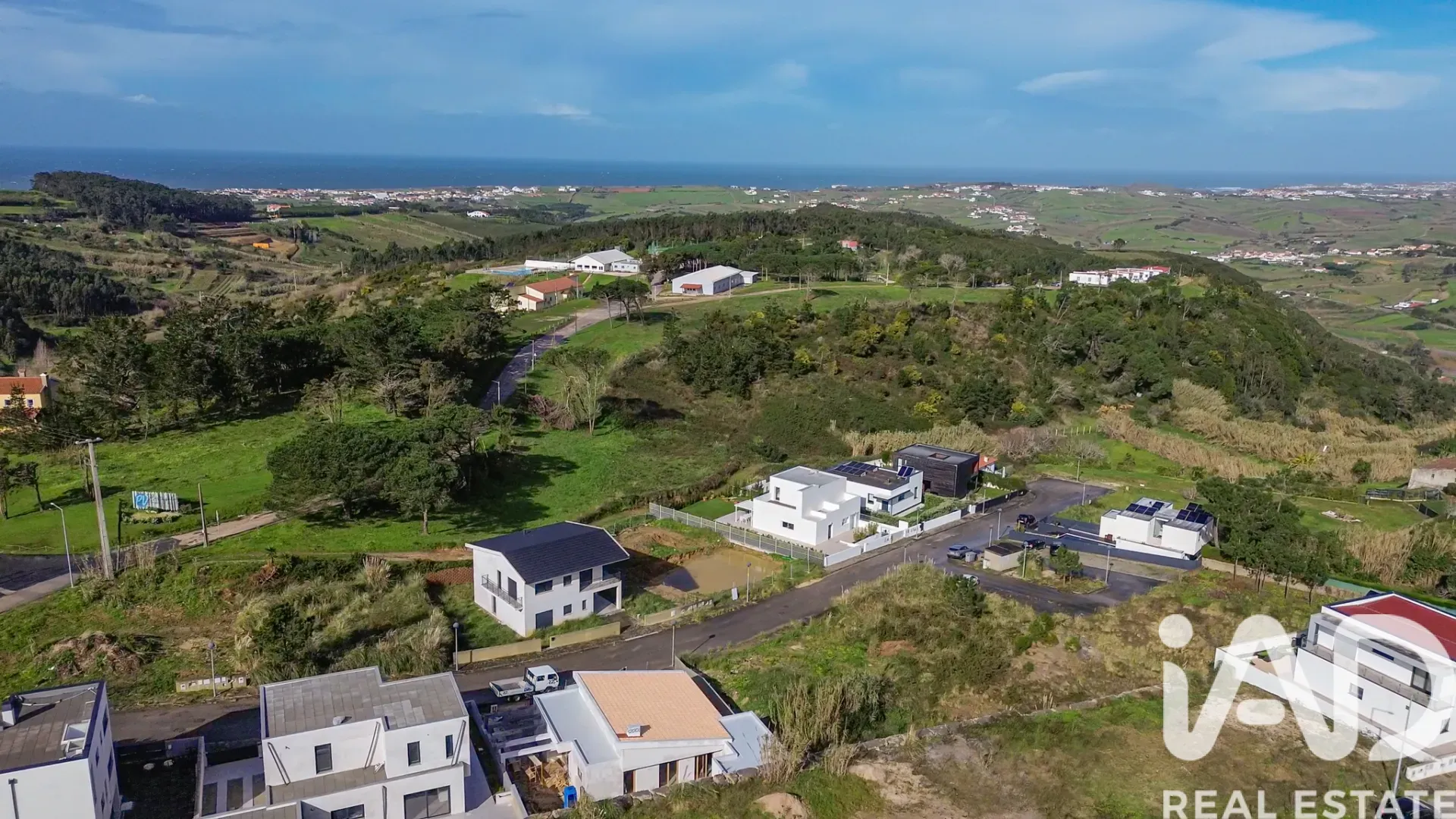 Modern 4-Bedroom House with Garden and Terrace in Lagoa, Portugal - View image 10 of 40