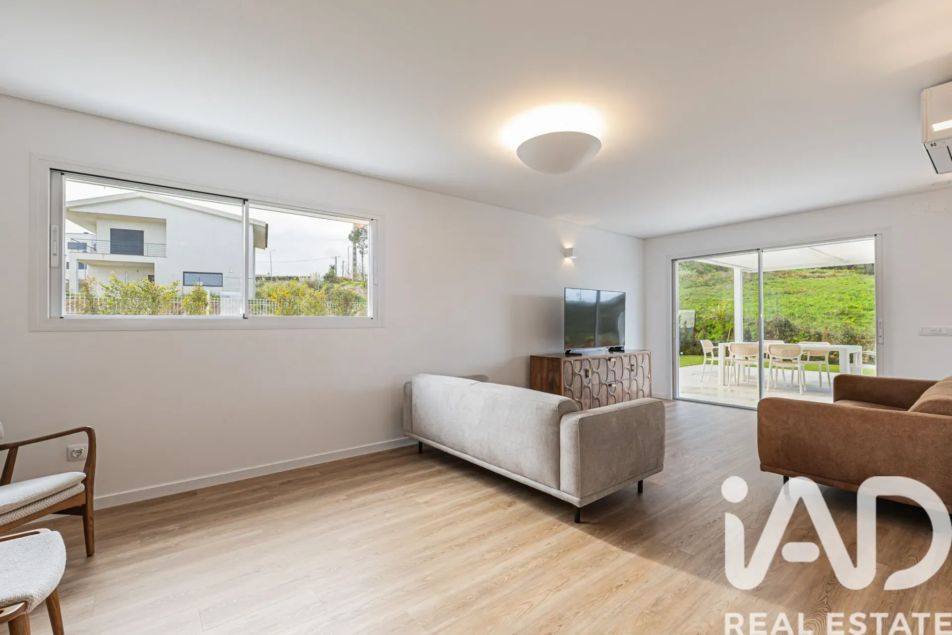 Modern 4-Bedroom House with Garden and Terrace in Lagoa, Portugal - View image 19 of 40