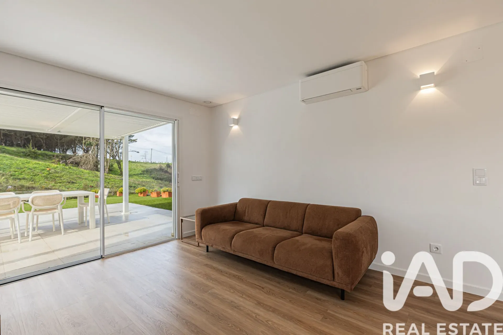 Modern 4-Bedroom House with Garden and Terrace in Lagoa, Portugal - View image 21 of 40