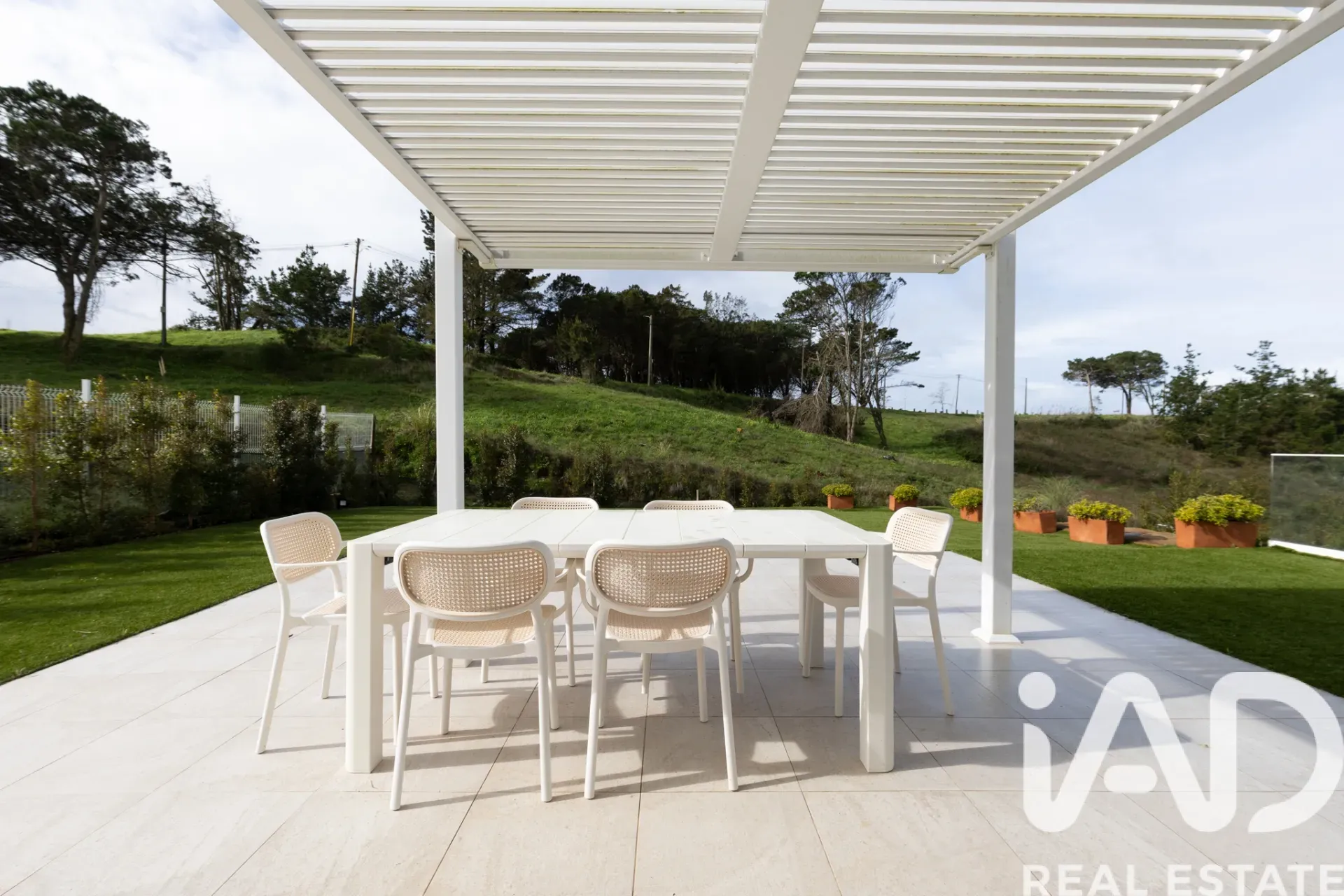 Modern 4-Bedroom House with Garden and Terrace in Lagoa, Portugal - View image 24 of 40
