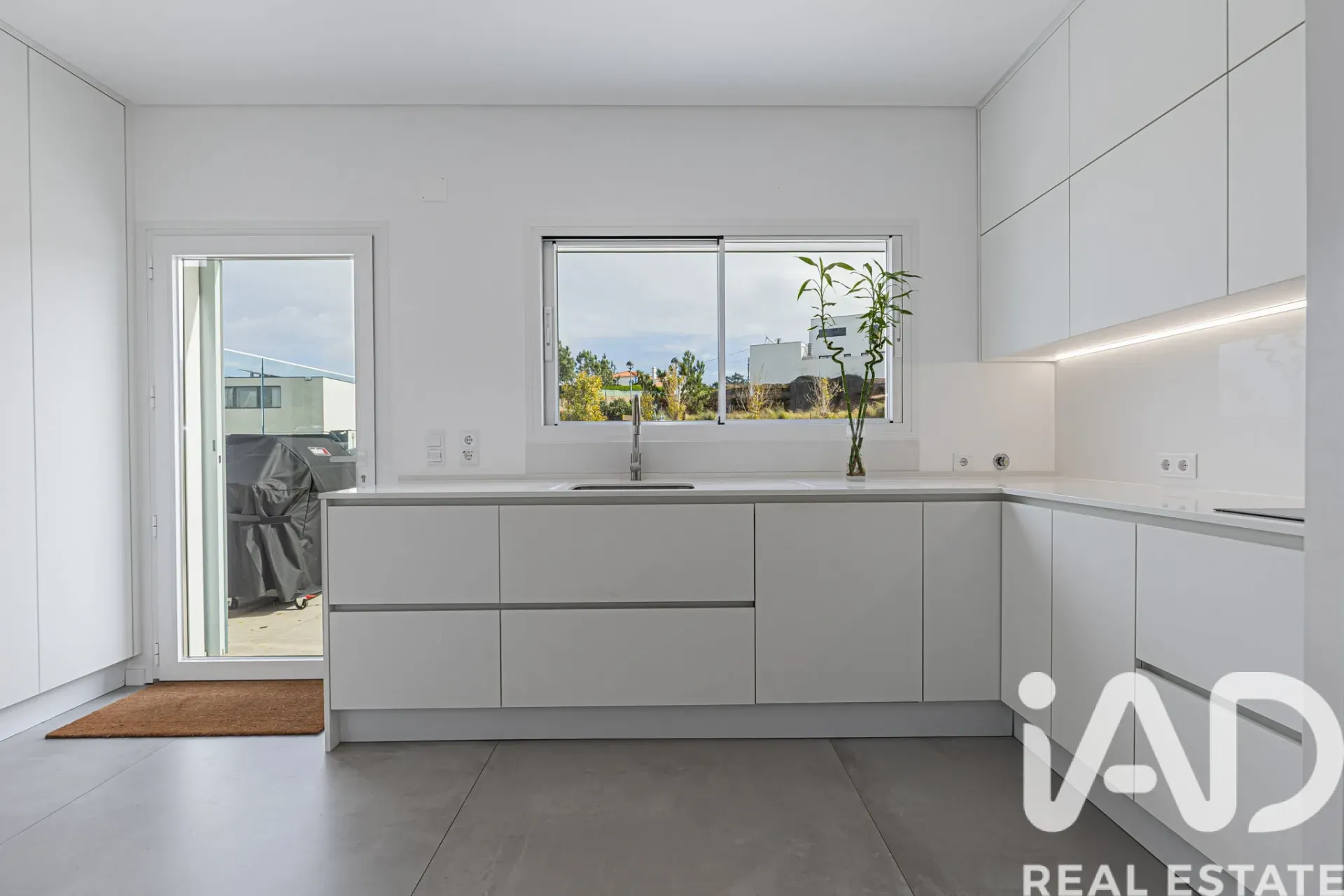 Modern 4-Bedroom House with Garden and Terrace in Lagoa, Portugal - View image 25 of 40