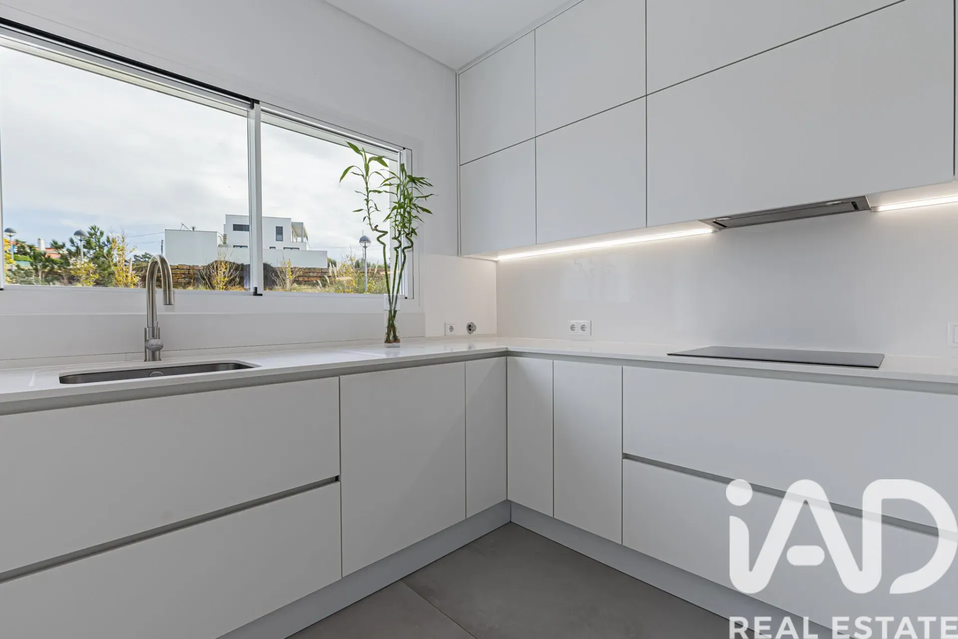 Modern 4-Bedroom House with Garden and Terrace in Lagoa, Portugal - View image 26 of 40