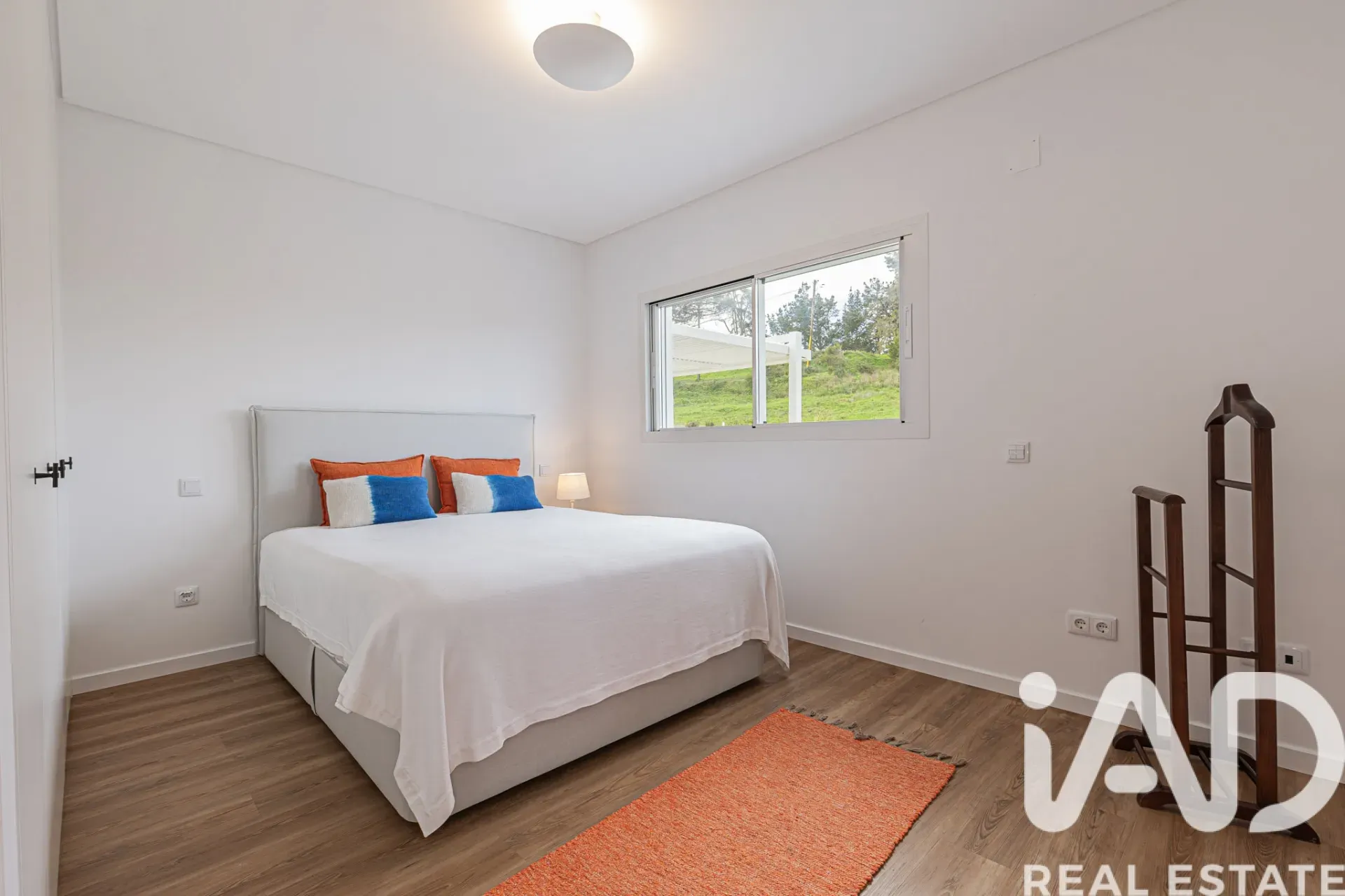 Modern 4-Bedroom House with Garden and Terrace in Lagoa, Portugal - View image 29 of 40