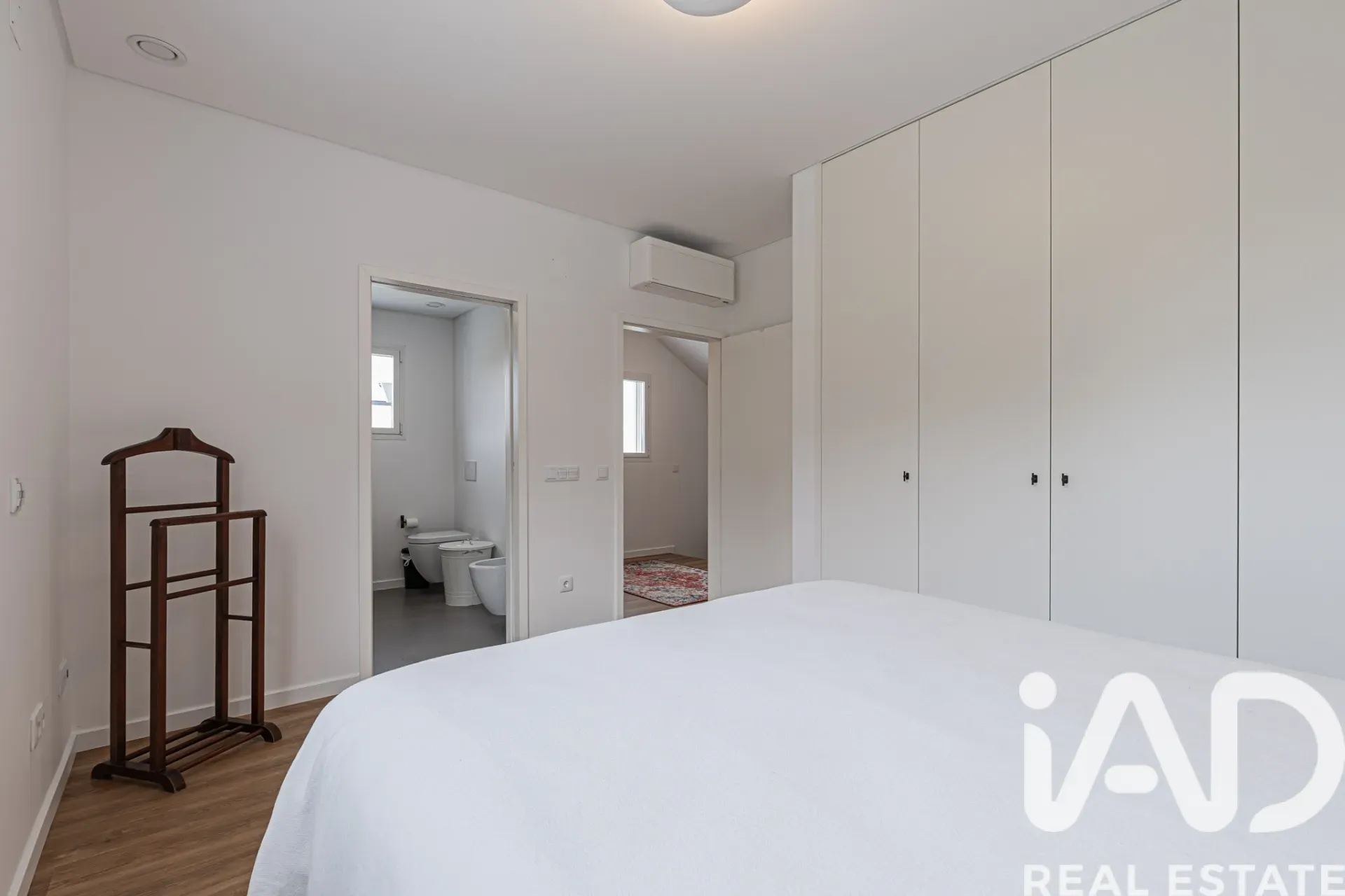 Modern 4-Bedroom House with Garden and Terrace in Lagoa, Portugal - View image 31 of 40