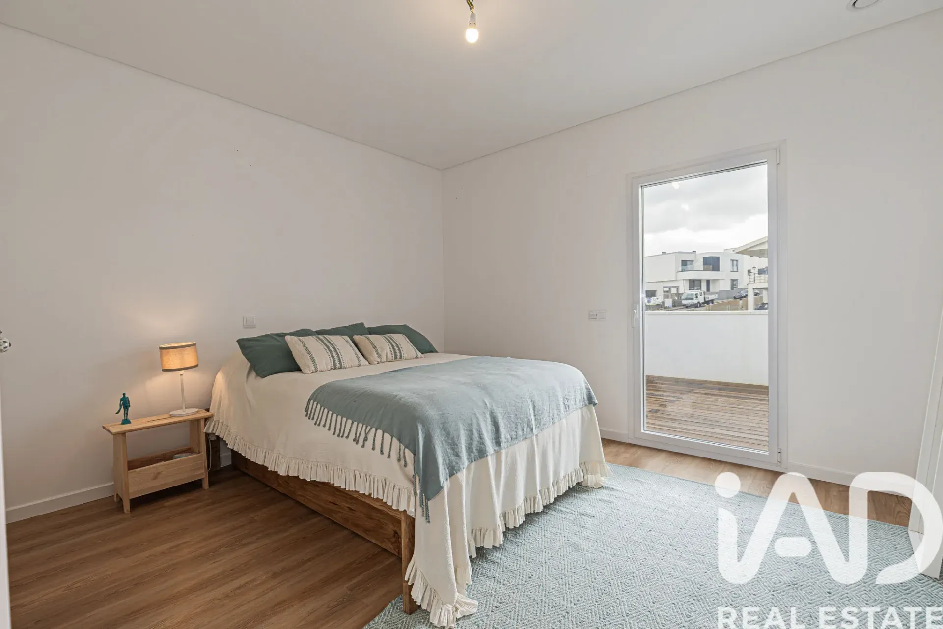 Modern 4-Bedroom House with Garden and Terrace in Lagoa, Portugal - View image 33 of 40