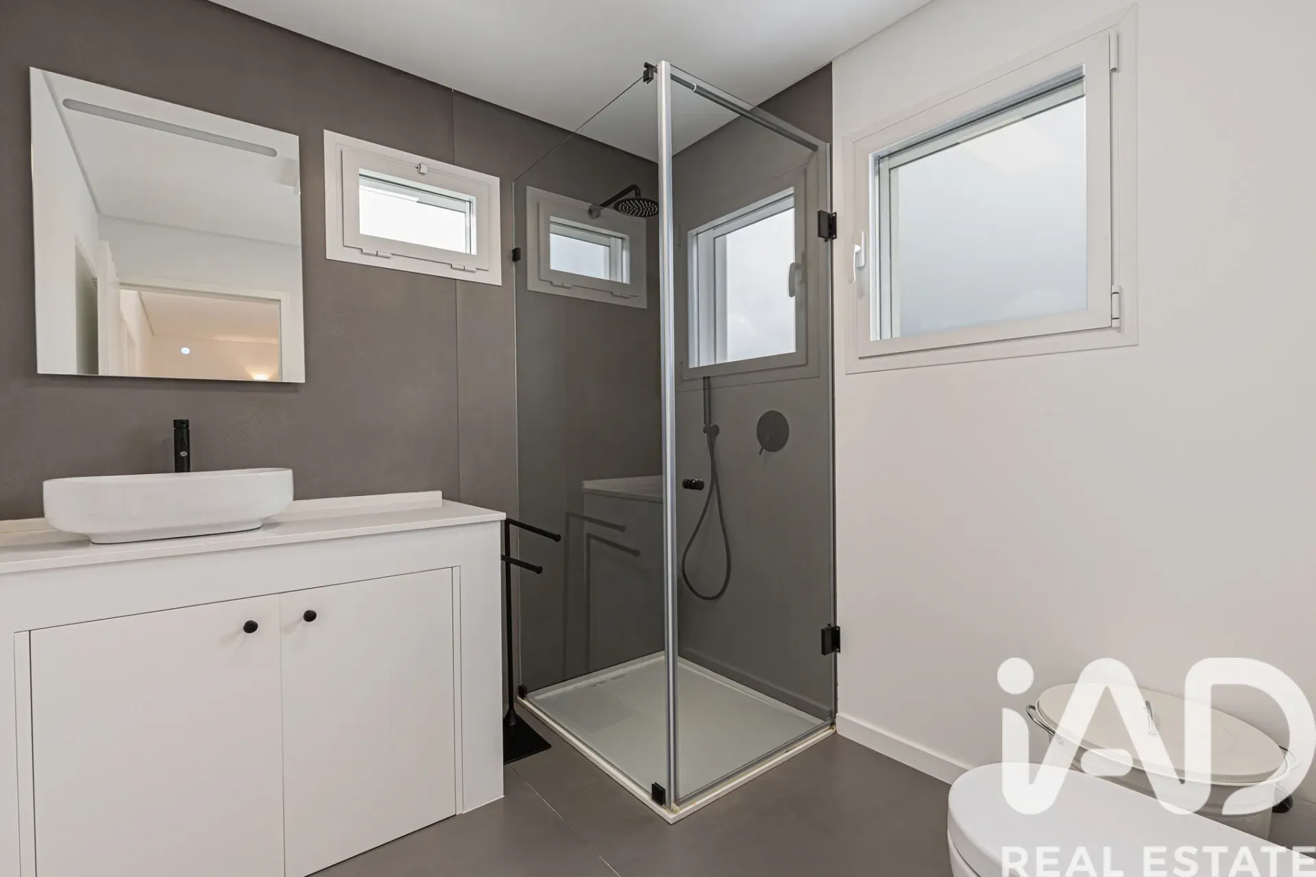 Modern 4-Bedroom House with Garden and Terrace in Lagoa, Portugal - View image 37 of 40