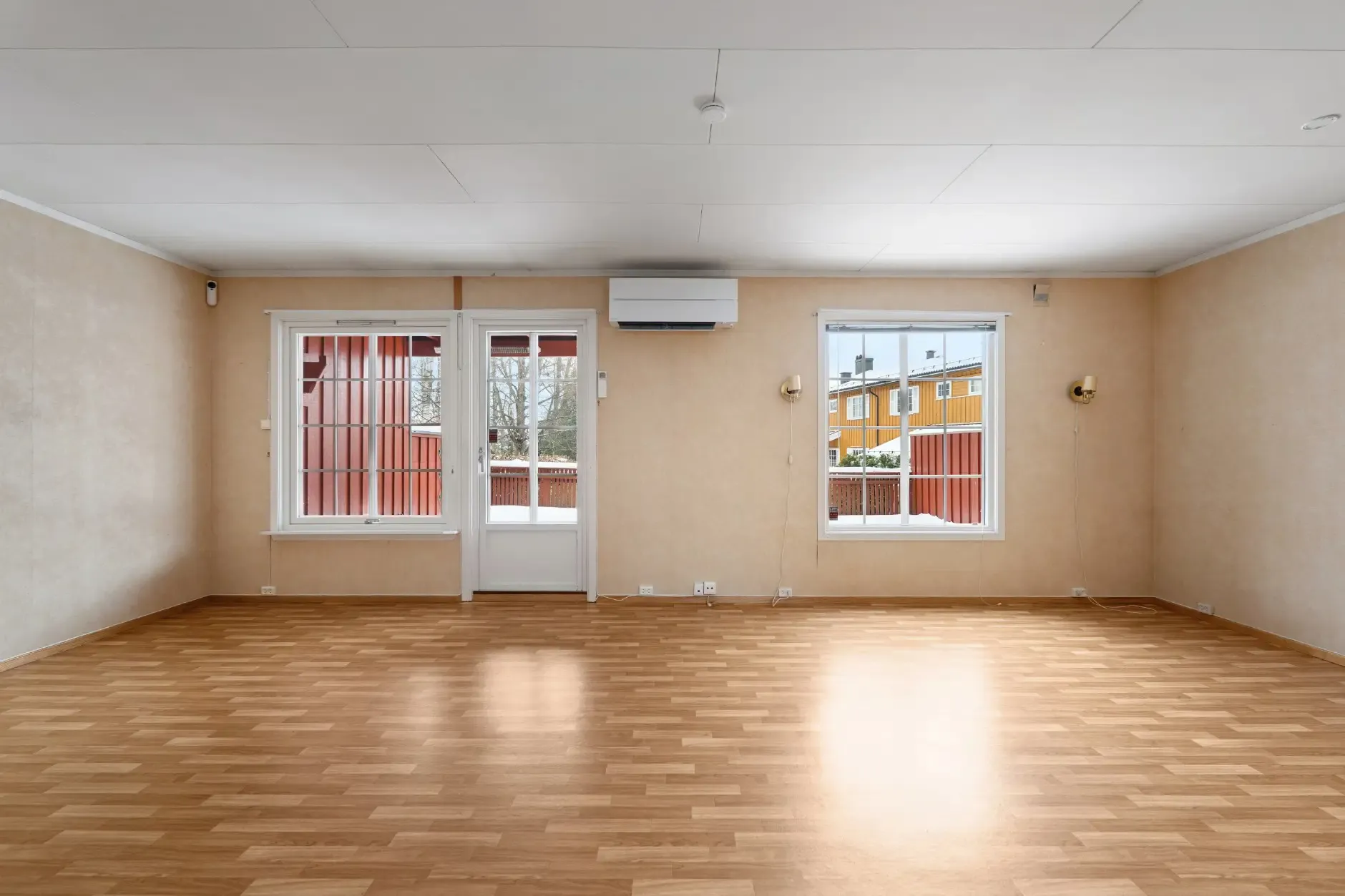 1970s Sandefjord Townhouse with 3 Bedrooms and Renovation Potential - Image 3