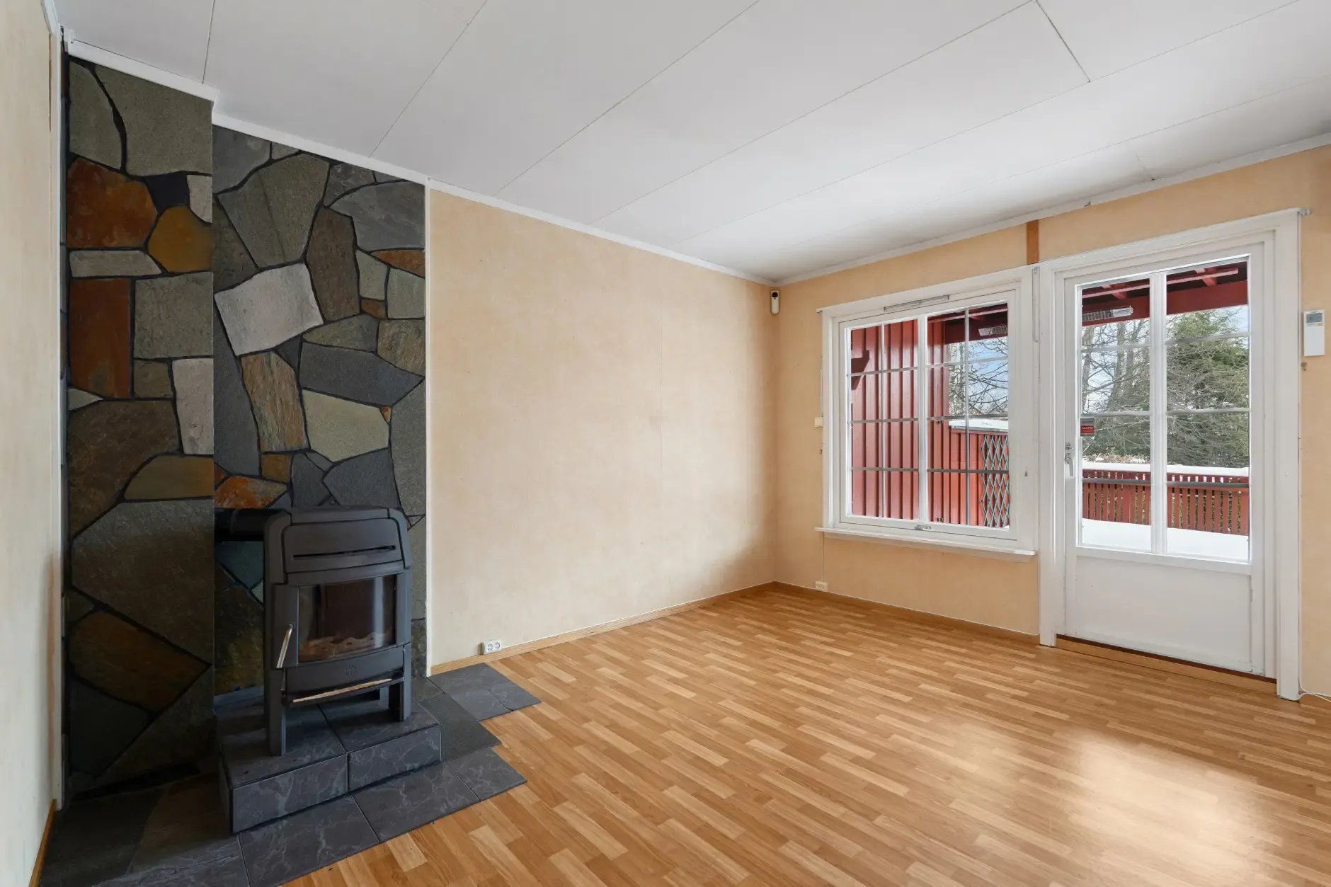 1970s Sandefjord Townhouse with 3 Bedrooms and Renovation Potential - Image 5