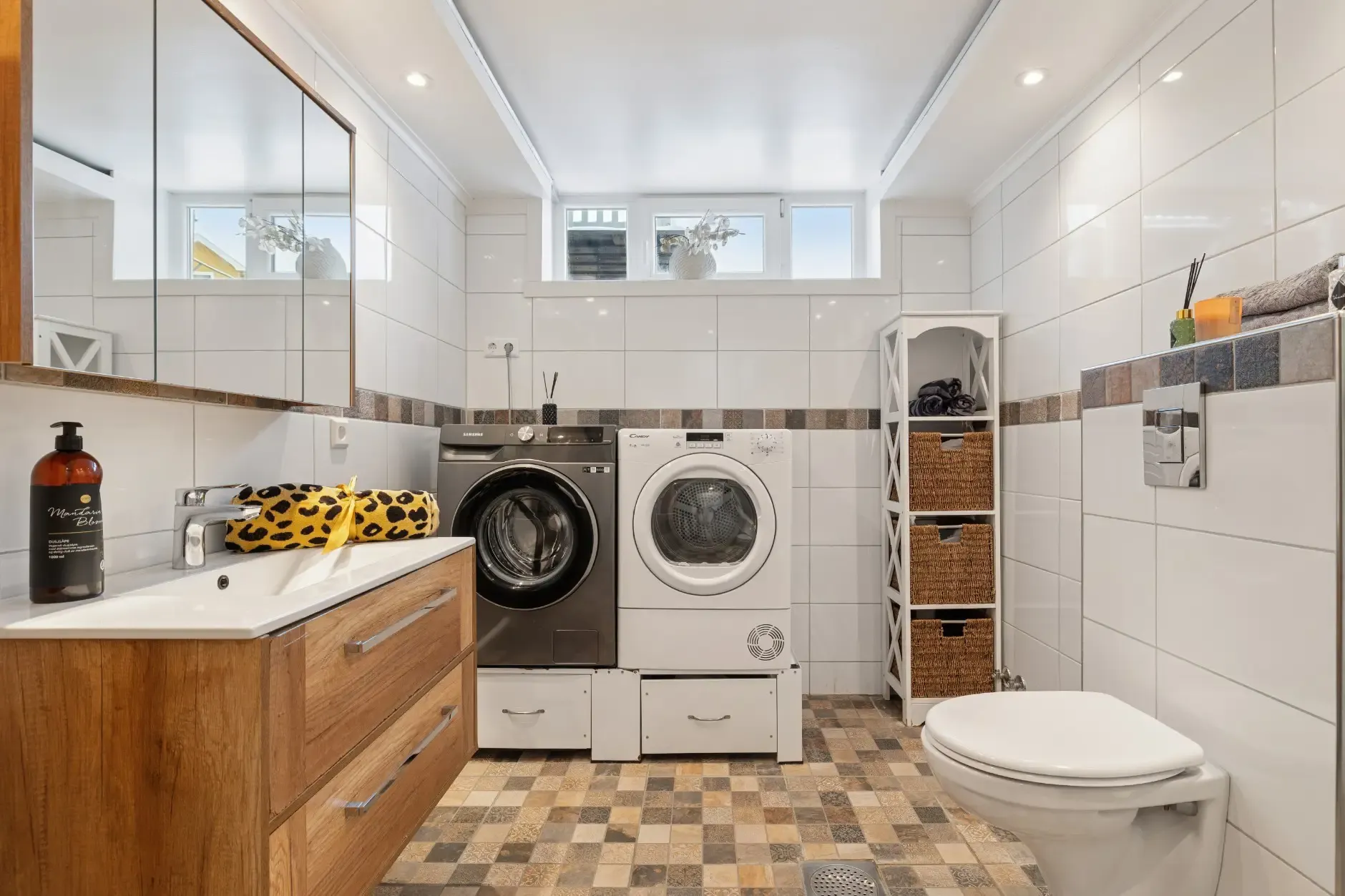 Spacious 1960s House in Heistad with Garden and Dual Kitchens - View image 27 of 35