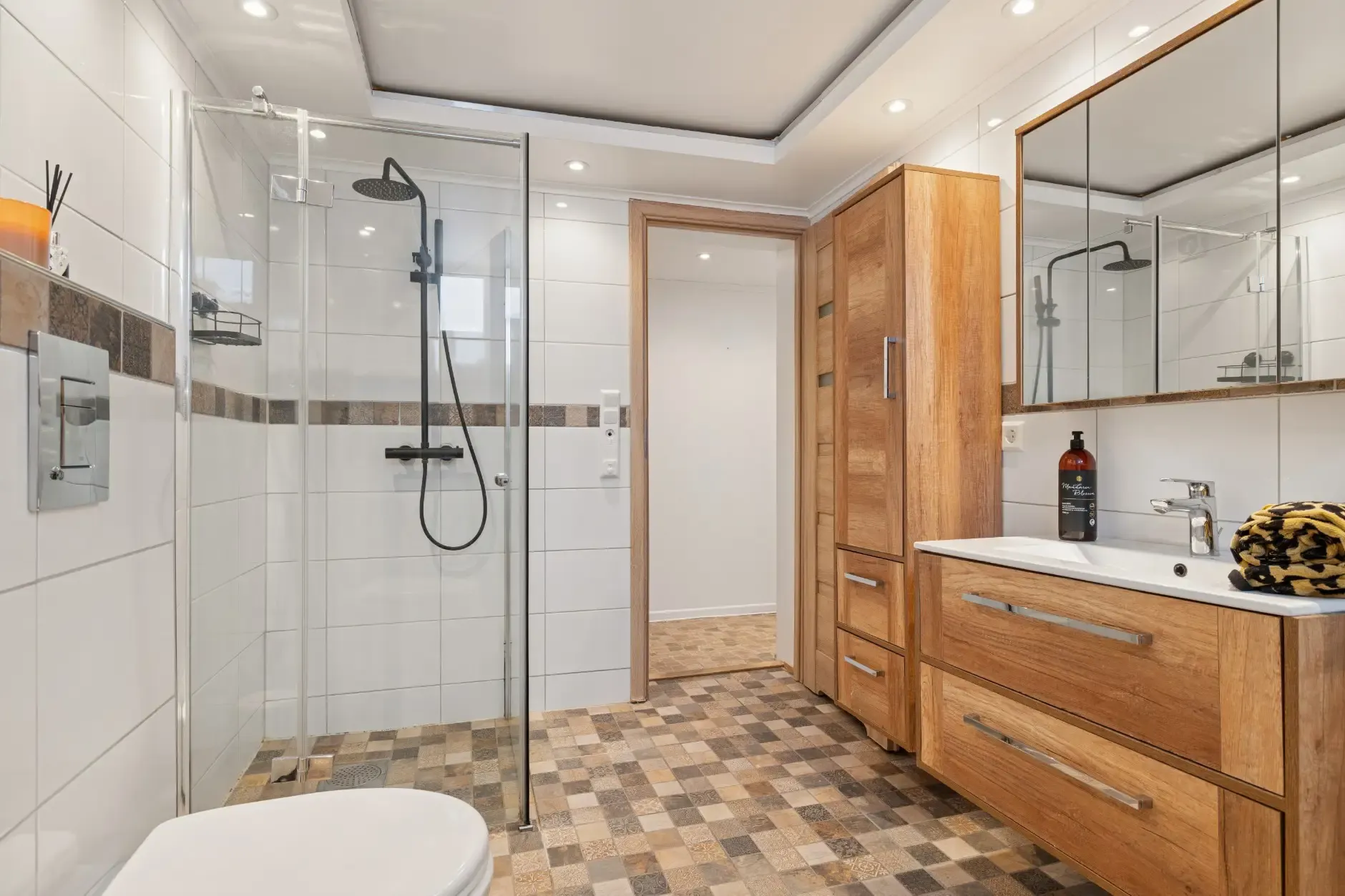 Spacious 1960s House in Heistad with Garden and Dual Kitchens - View image 28 of 35