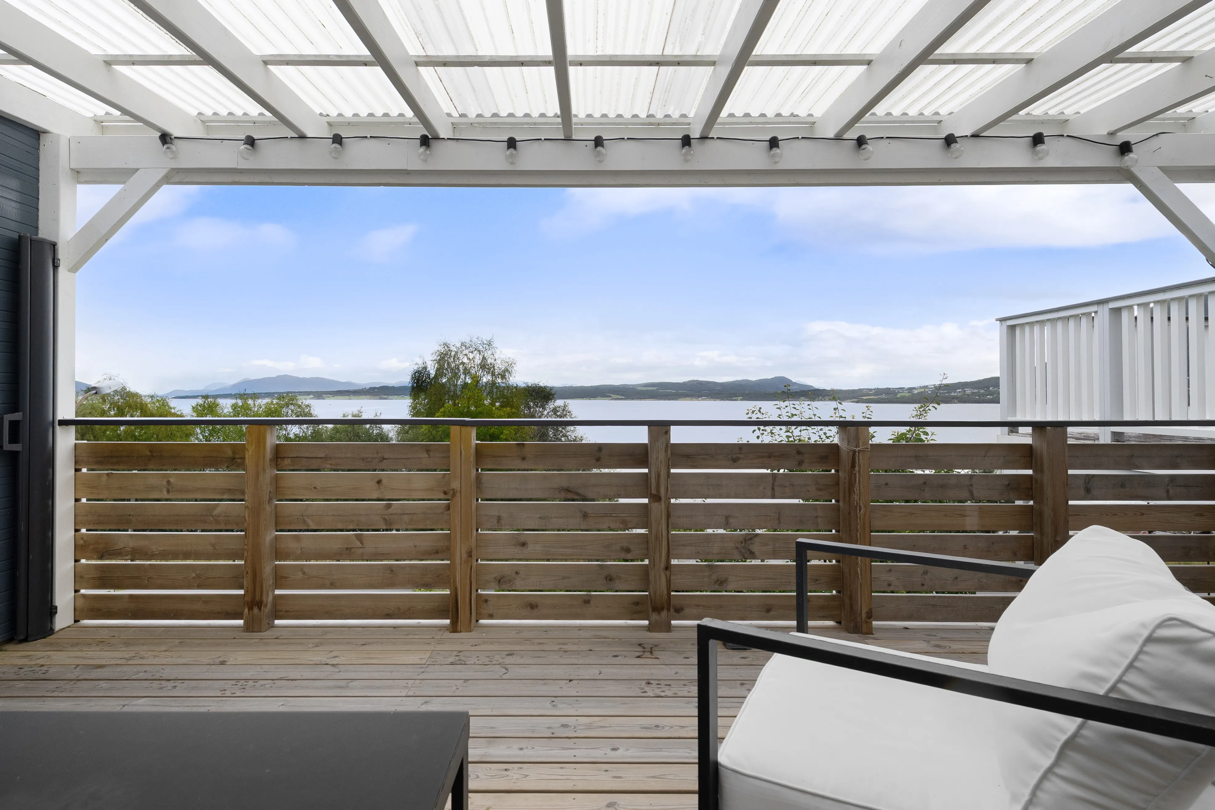 1950s 6-Bedroom House with Sea Views and Modern Upgrades in Fiksdal - Image 3