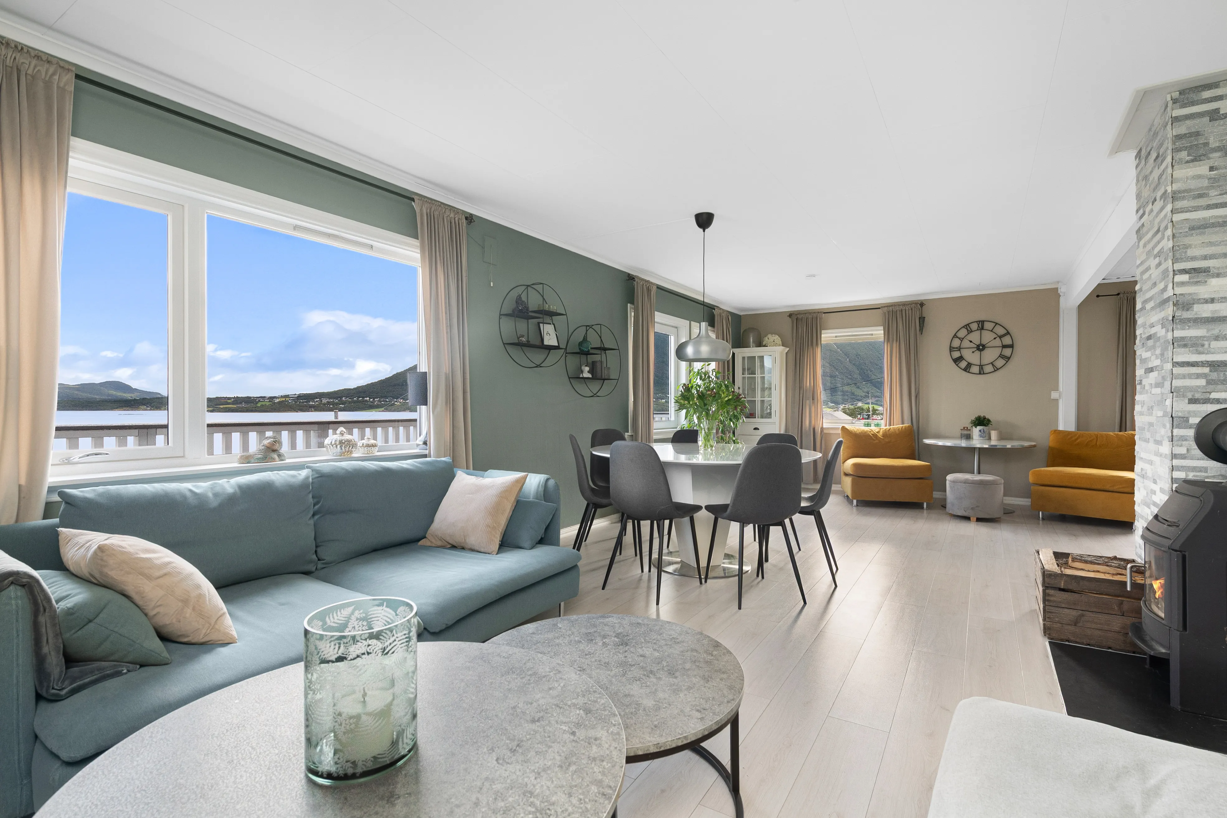 1950s 6-Bedroom House with Sea Views and Modern Upgrades in Fiksdal - Image 4