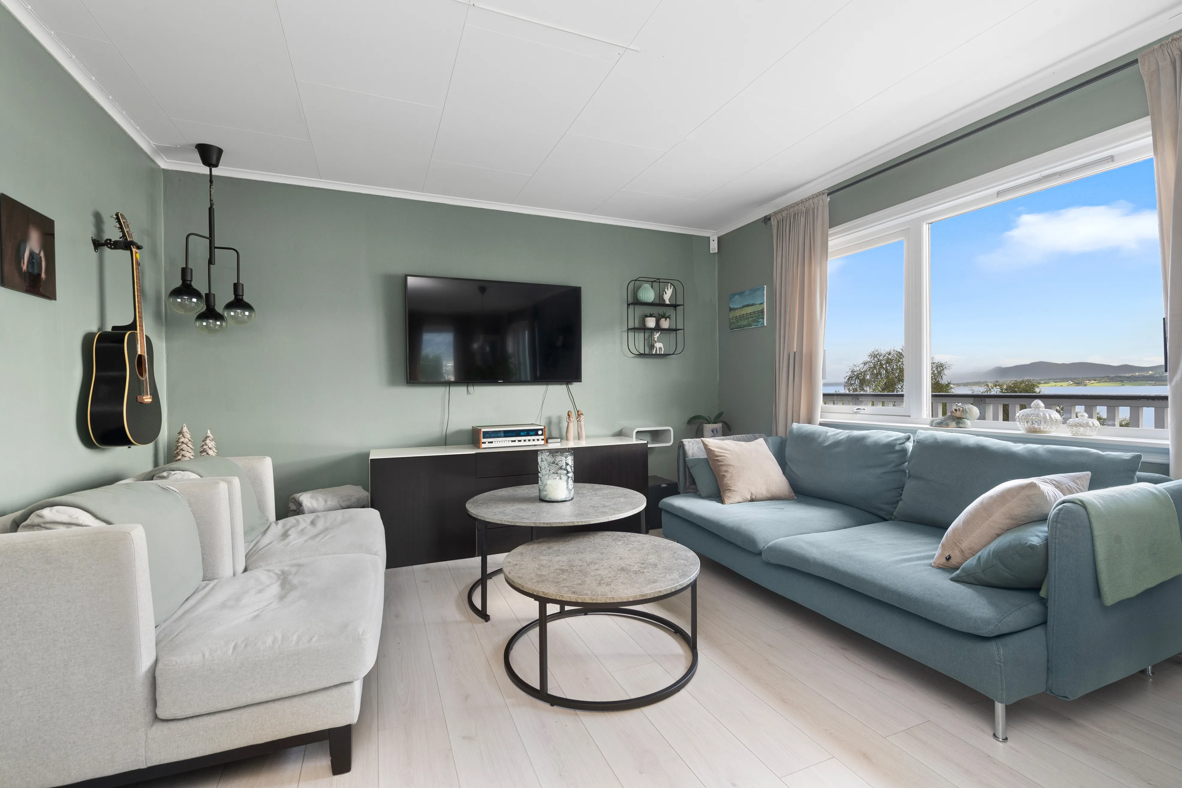 1950s 6-Bedroom House with Sea Views and Modern Upgrades in Fiksdal - Image 5