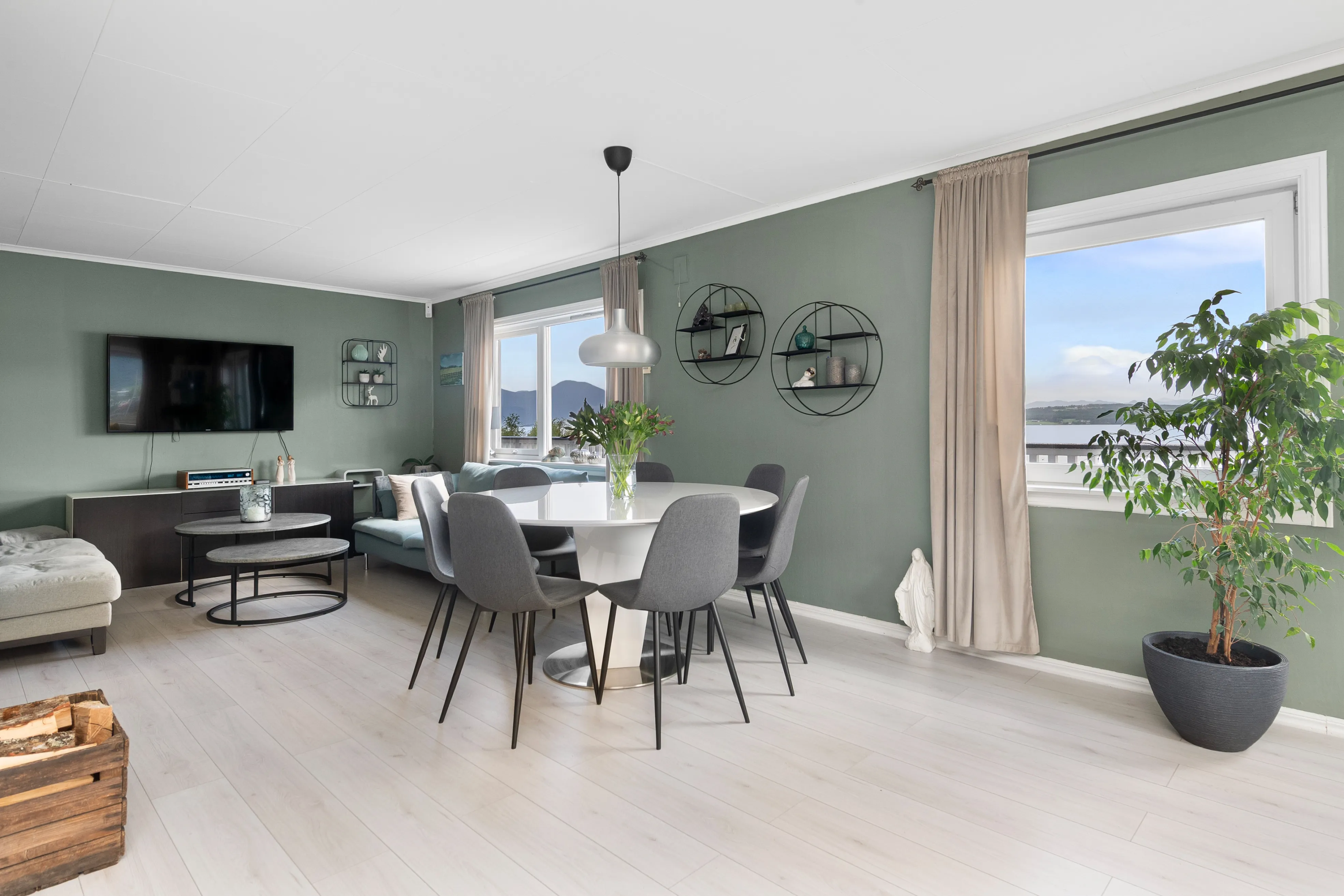 1950s 6-Bedroom House with Sea Views and Modern Upgrades in Fiksdal - View image 6 of 50