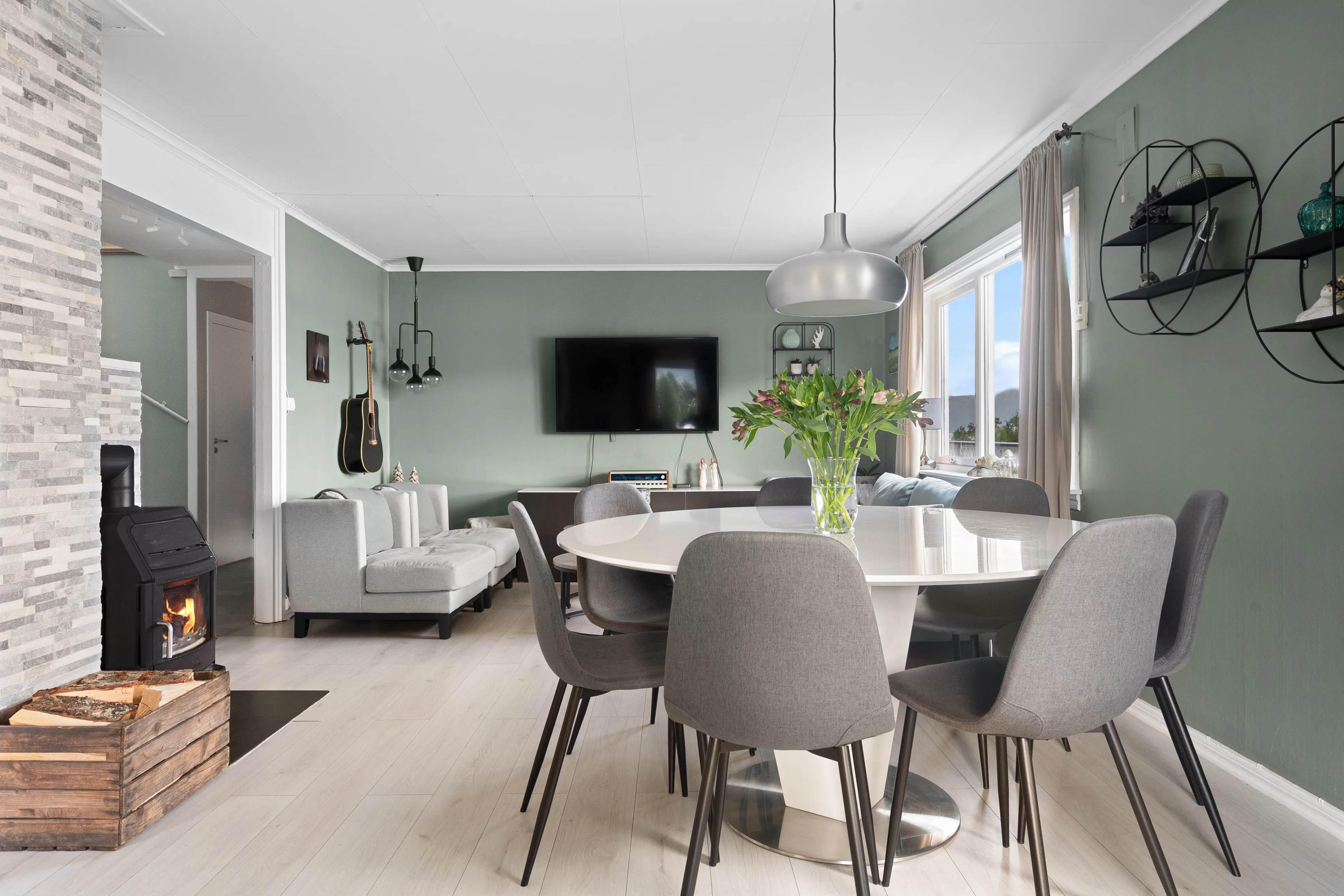 1950s 6-Bedroom House with Sea Views and Modern Upgrades in Fiksdal - View image 7 of 50