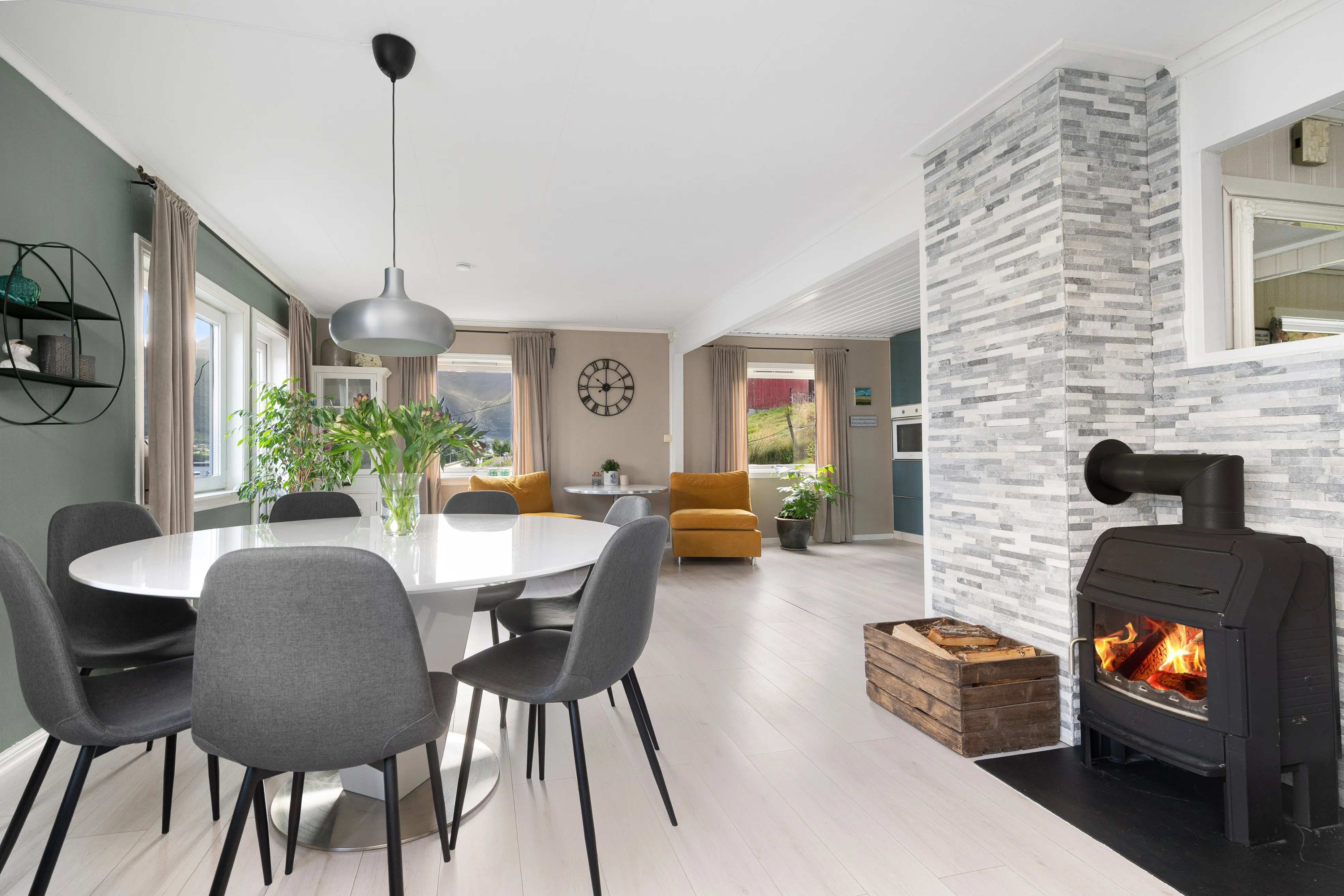 1950s 6-Bedroom House with Sea Views and Modern Upgrades in Fiksdal - View image 8 of 50