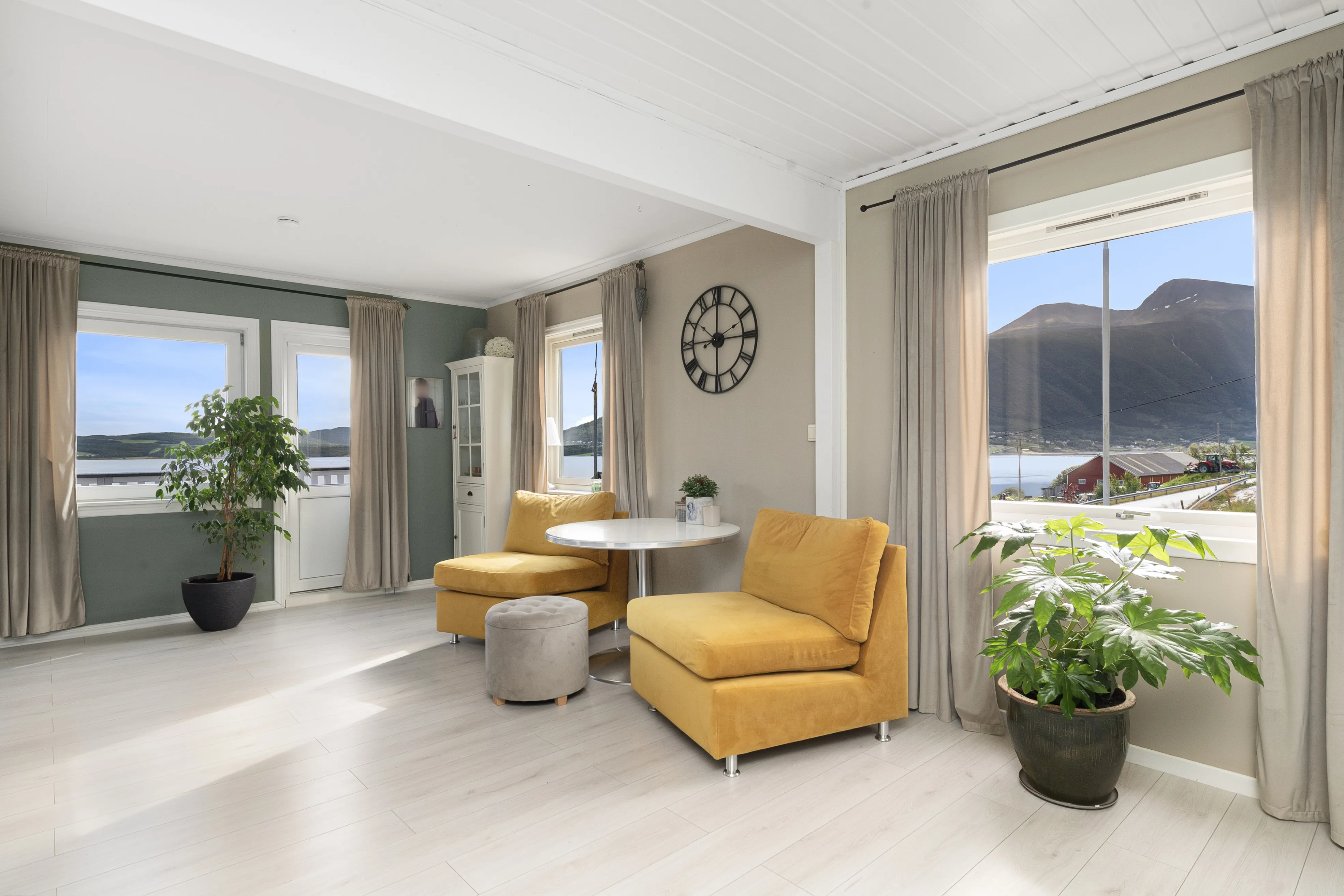1950s 6-Bedroom House with Sea Views and Modern Upgrades in Fiksdal - View image 9 of 50