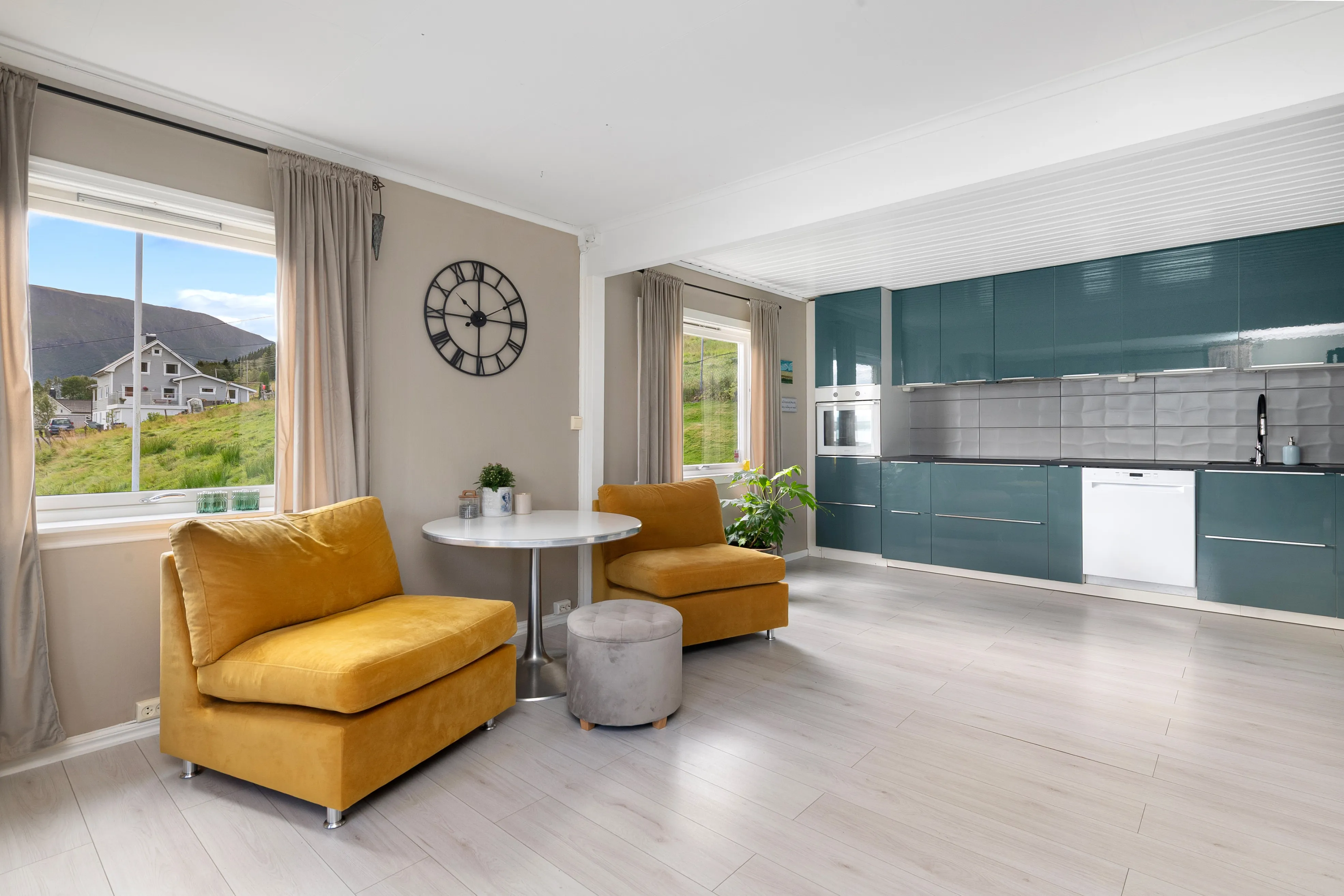 1950s 6-Bedroom House with Sea Views and Modern Upgrades in Fiksdal - View image 10 of 50