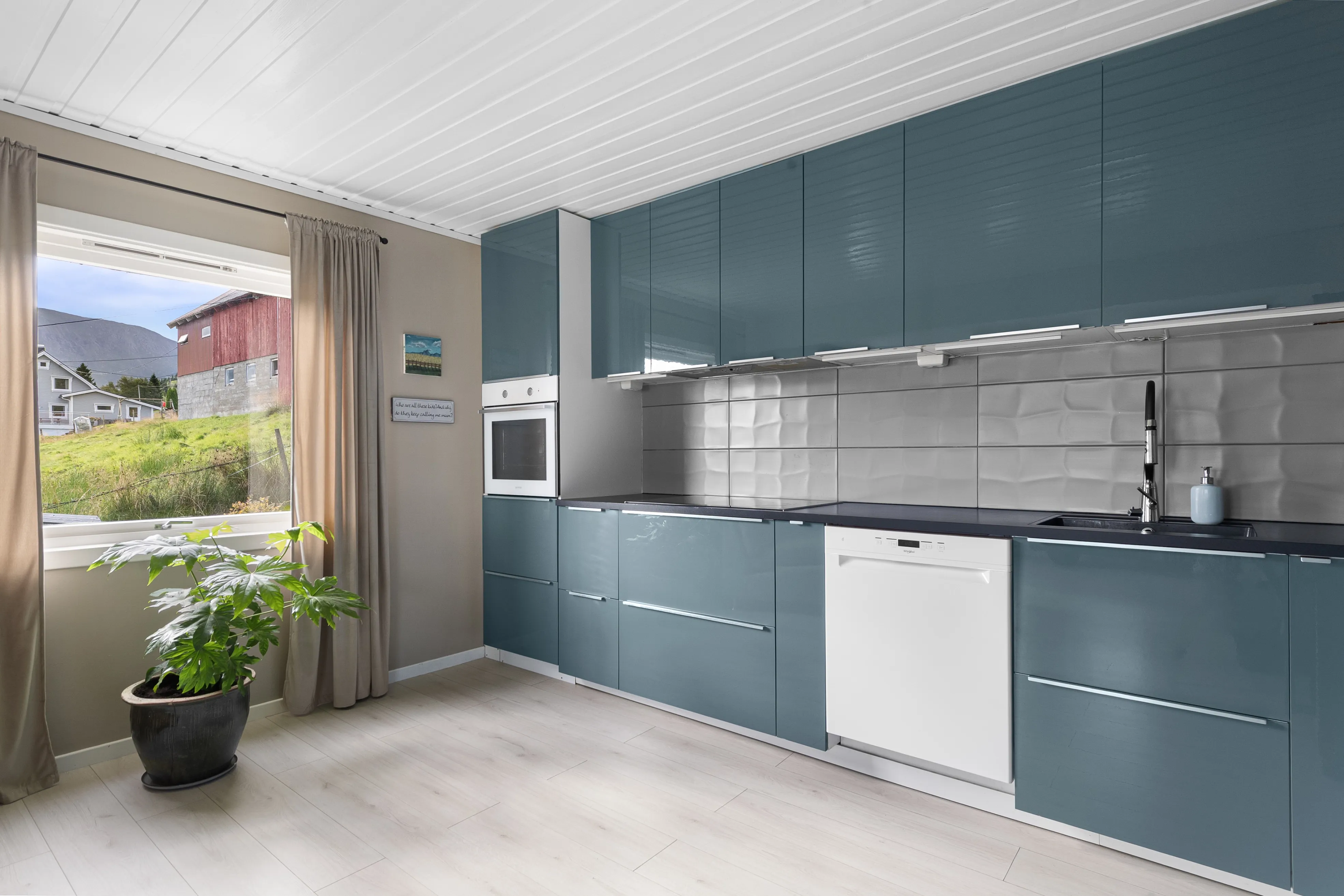 1950s 6-Bedroom House with Sea Views and Modern Upgrades in Fiksdal - View image 12 of 50