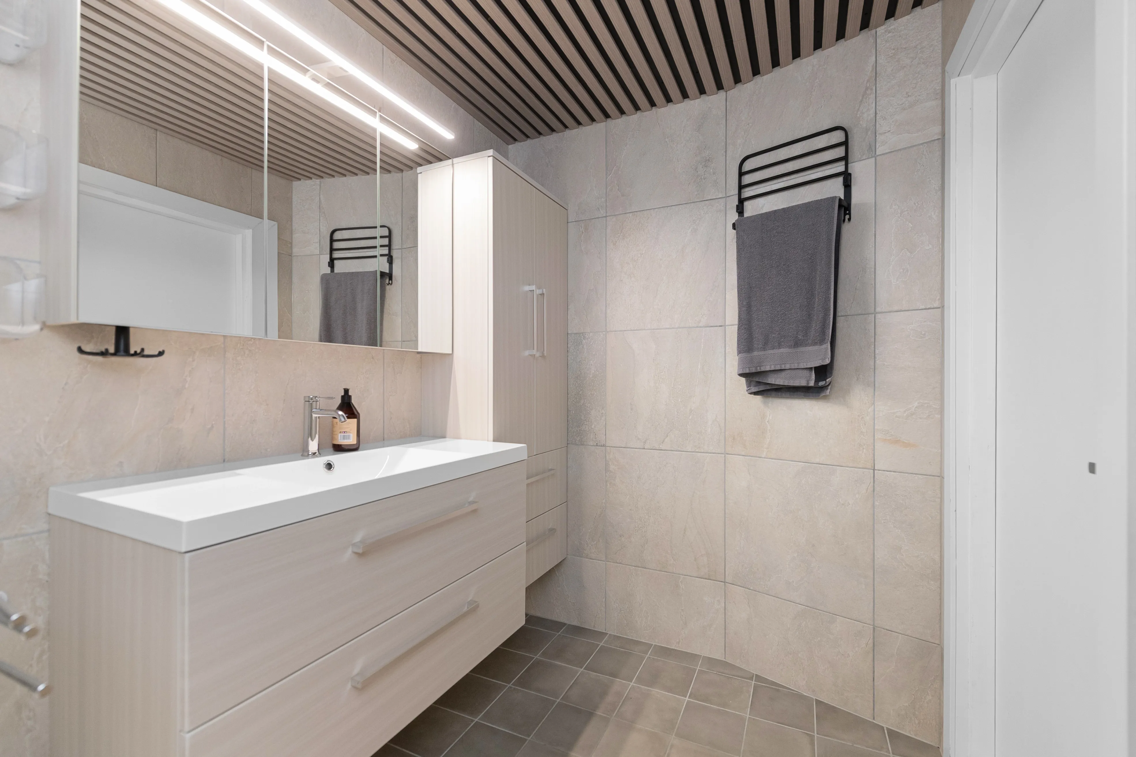 1950s 6-Bedroom House with Sea Views and Modern Upgrades in Fiksdal - View image 14 of 50