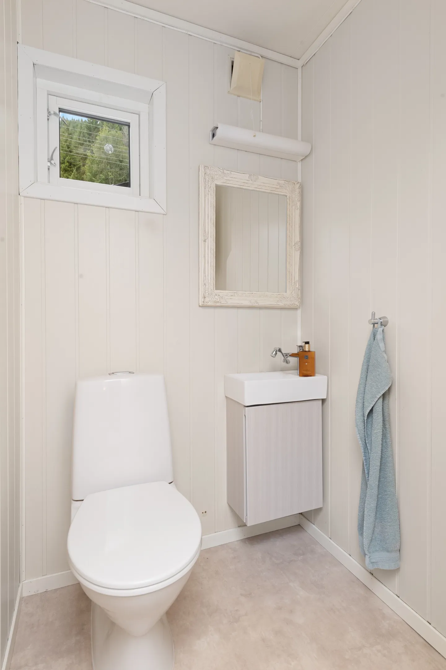 1950s 6-Bedroom House with Sea Views and Modern Upgrades in Fiksdal - View image 15 of 50