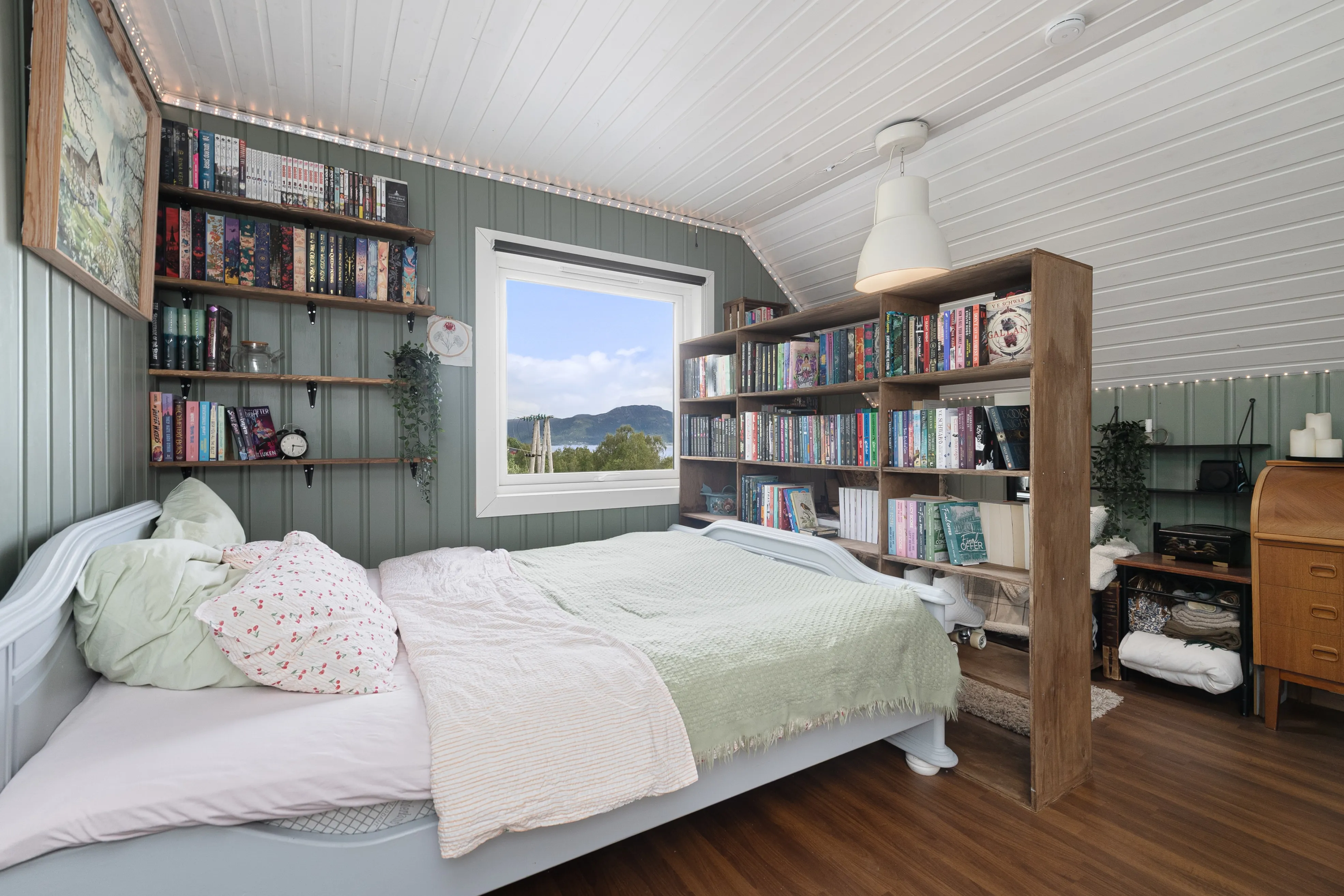 1950s 6-Bedroom House with Sea Views and Modern Upgrades in Fiksdal - View image 18 of 50