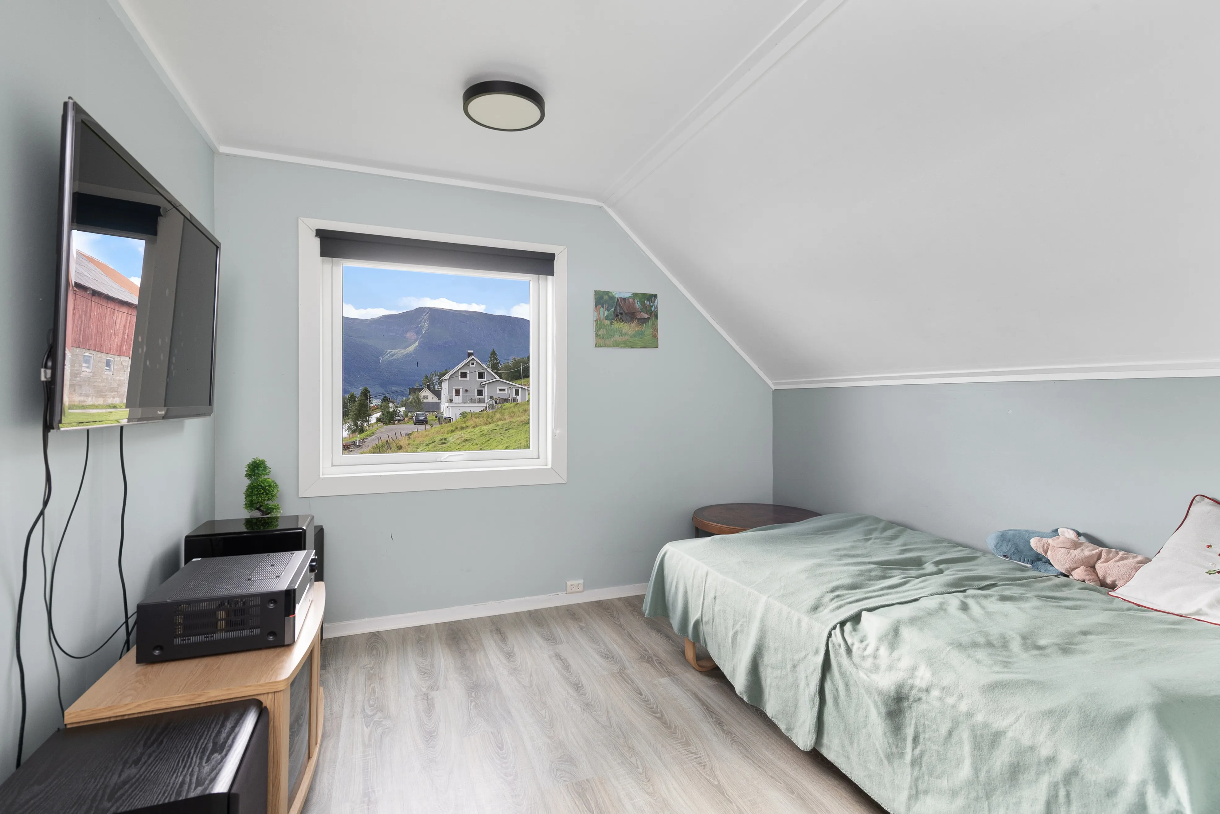 1950s 6-Bedroom House with Sea Views and Modern Upgrades in Fiksdal - View image 20 of 50