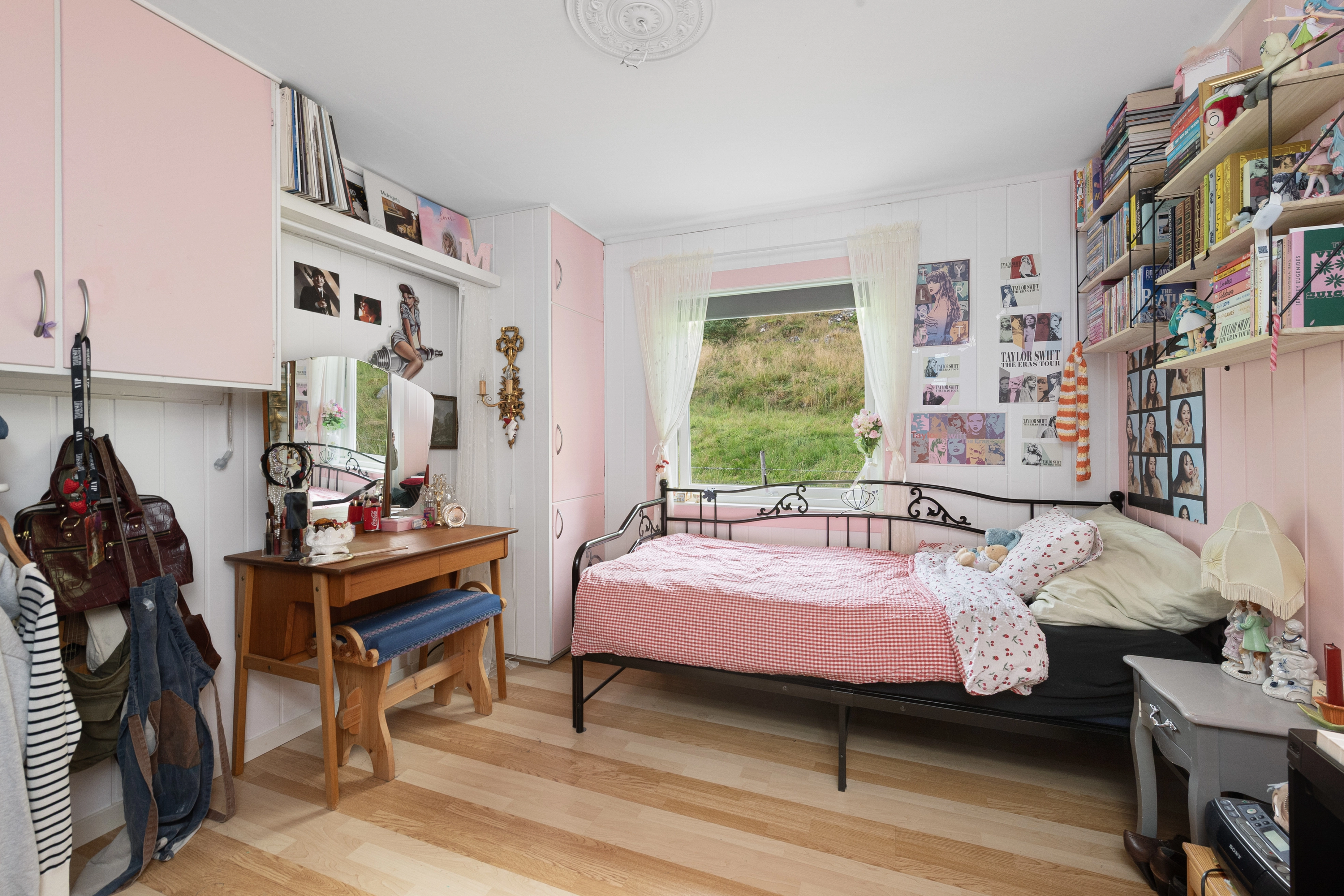 1950-talls hus med 6 soverom, havutsikt og moderne oppgraderinger i Fiksdal - Vis bilde 23 av 50