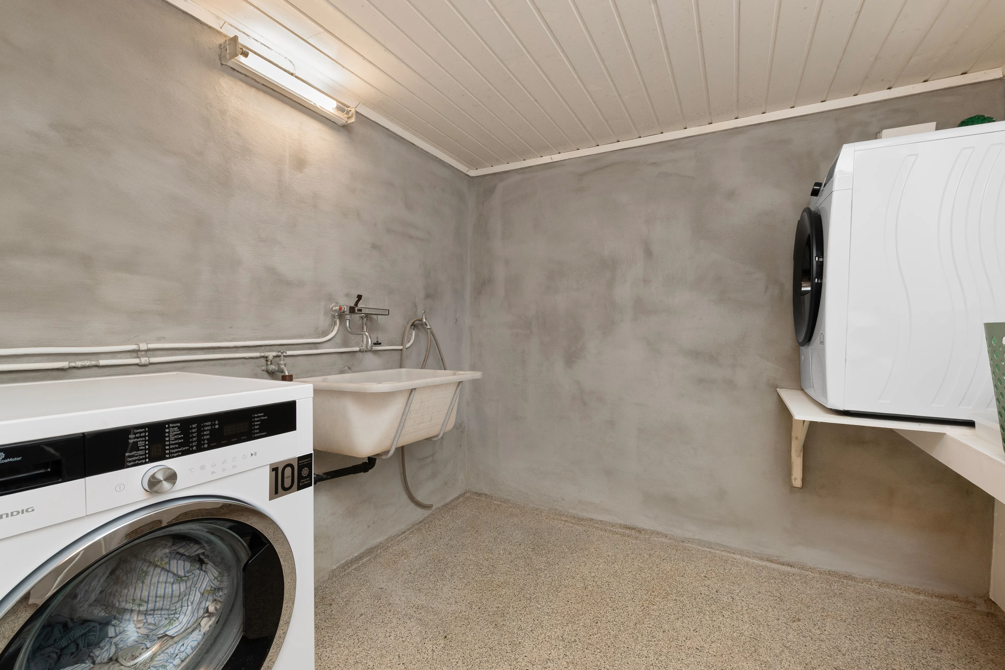 1950s 6-Bedroom House with Sea Views and Modern Upgrades in Fiksdal - View image 24 of 50