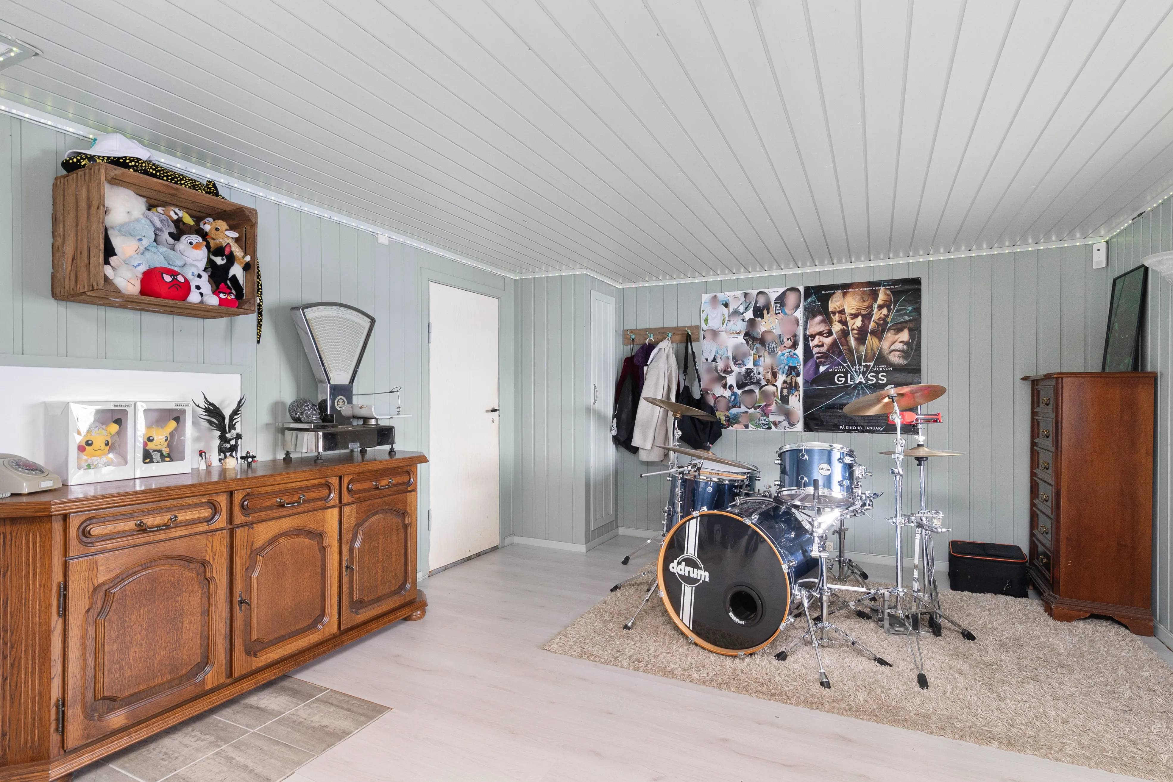 1950s 6-Bedroom House with Sea Views and Modern Upgrades in Fiksdal - View image 25 of 50