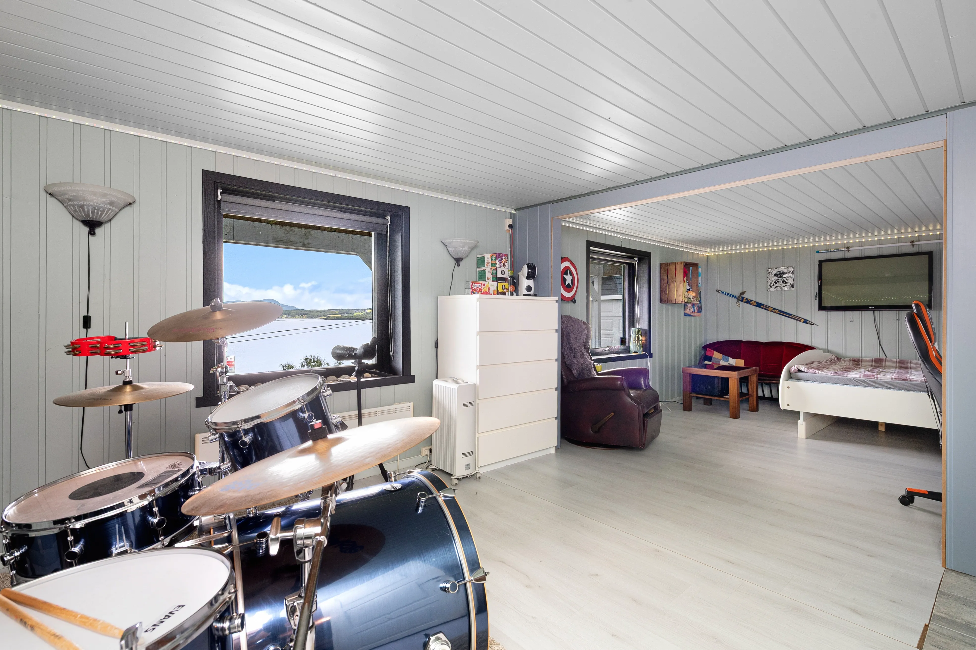 1950s 6-Bedroom House with Sea Views and Modern Upgrades in Fiksdal - View image 26 of 50