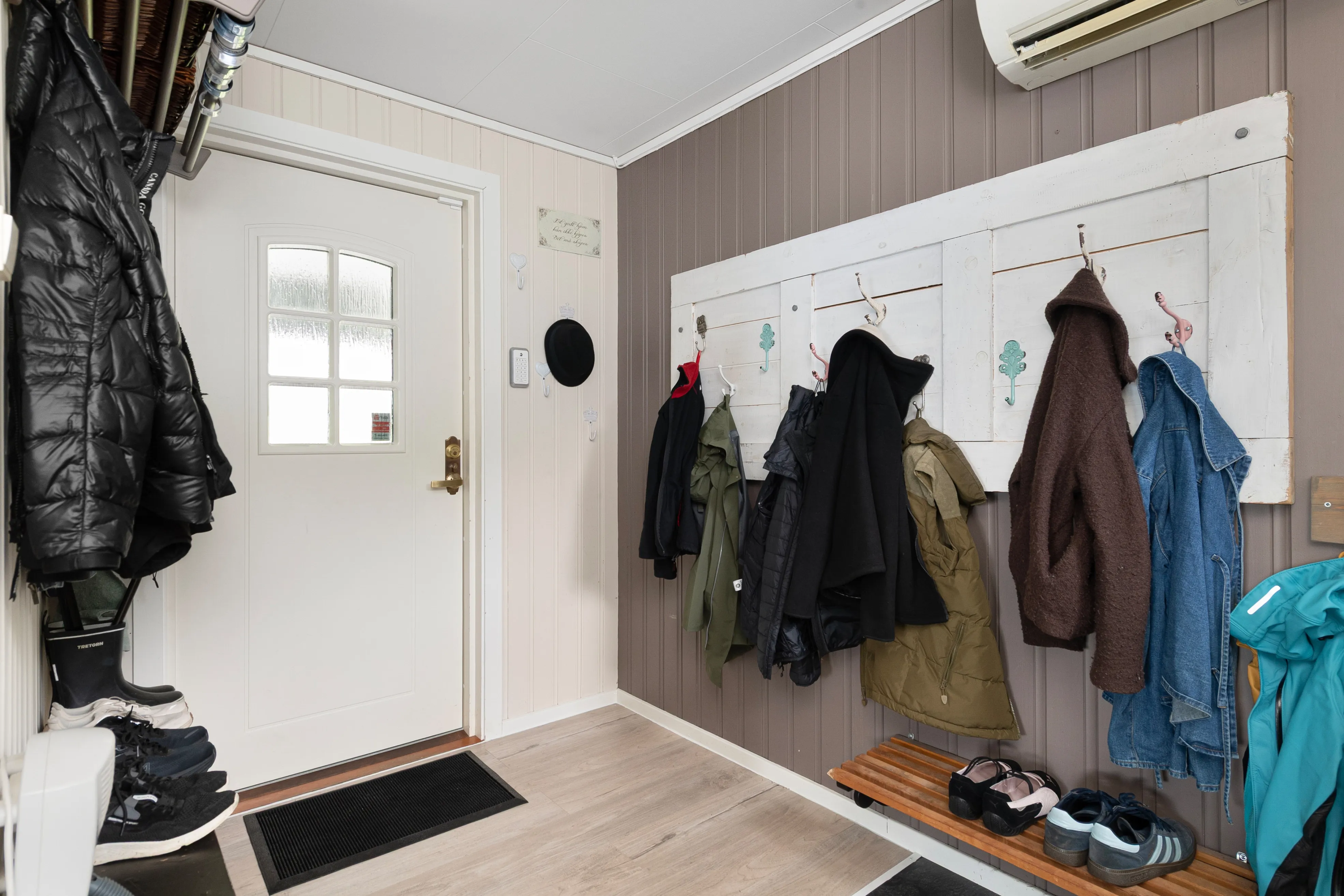 1950s 6-Bedroom House with Sea Views and Modern Upgrades in Fiksdal - View image 27 of 50