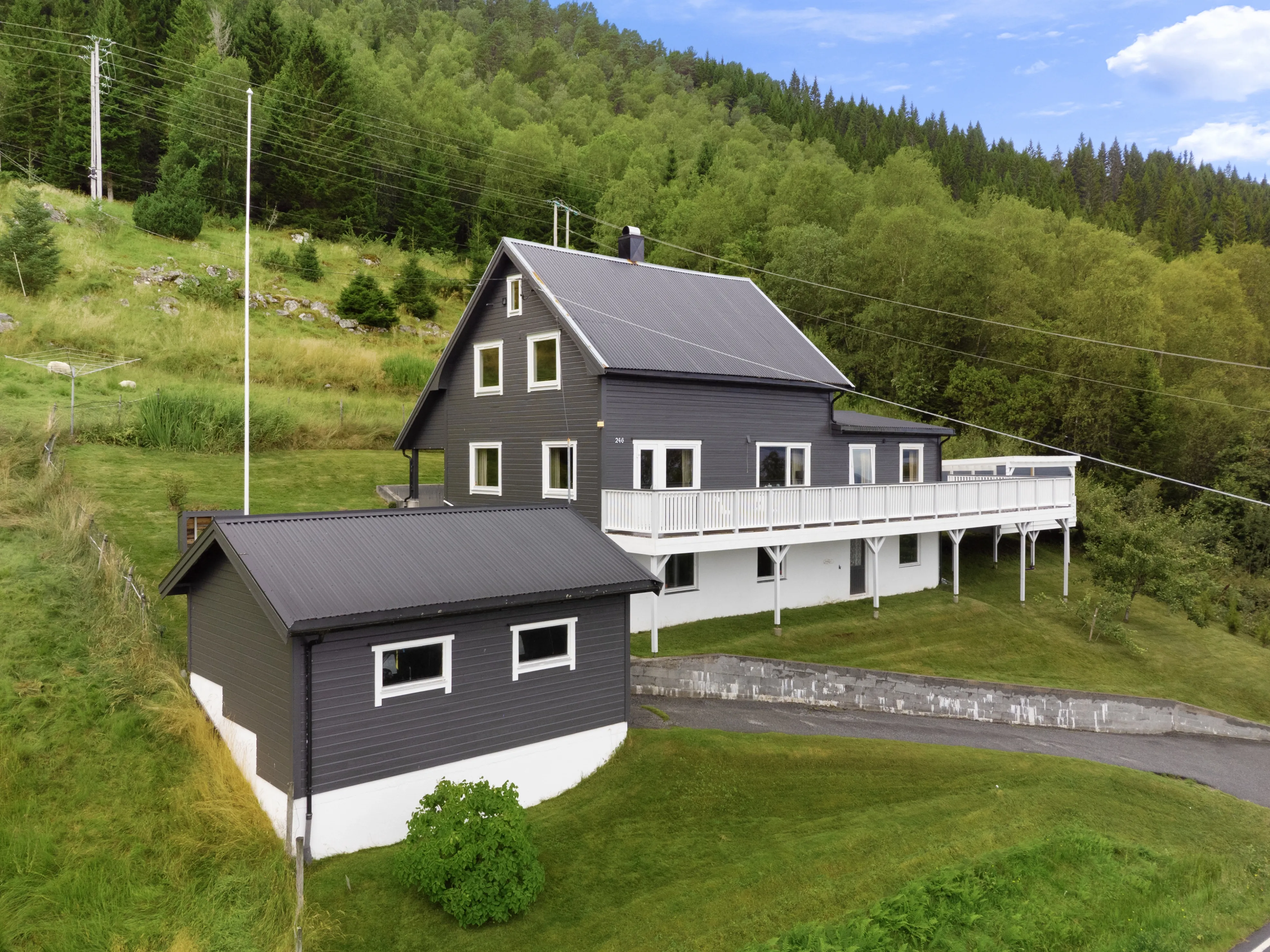1950s 6-Bedroom House with Sea Views and Modern Upgrades in Fiksdal - View image 31 of 50