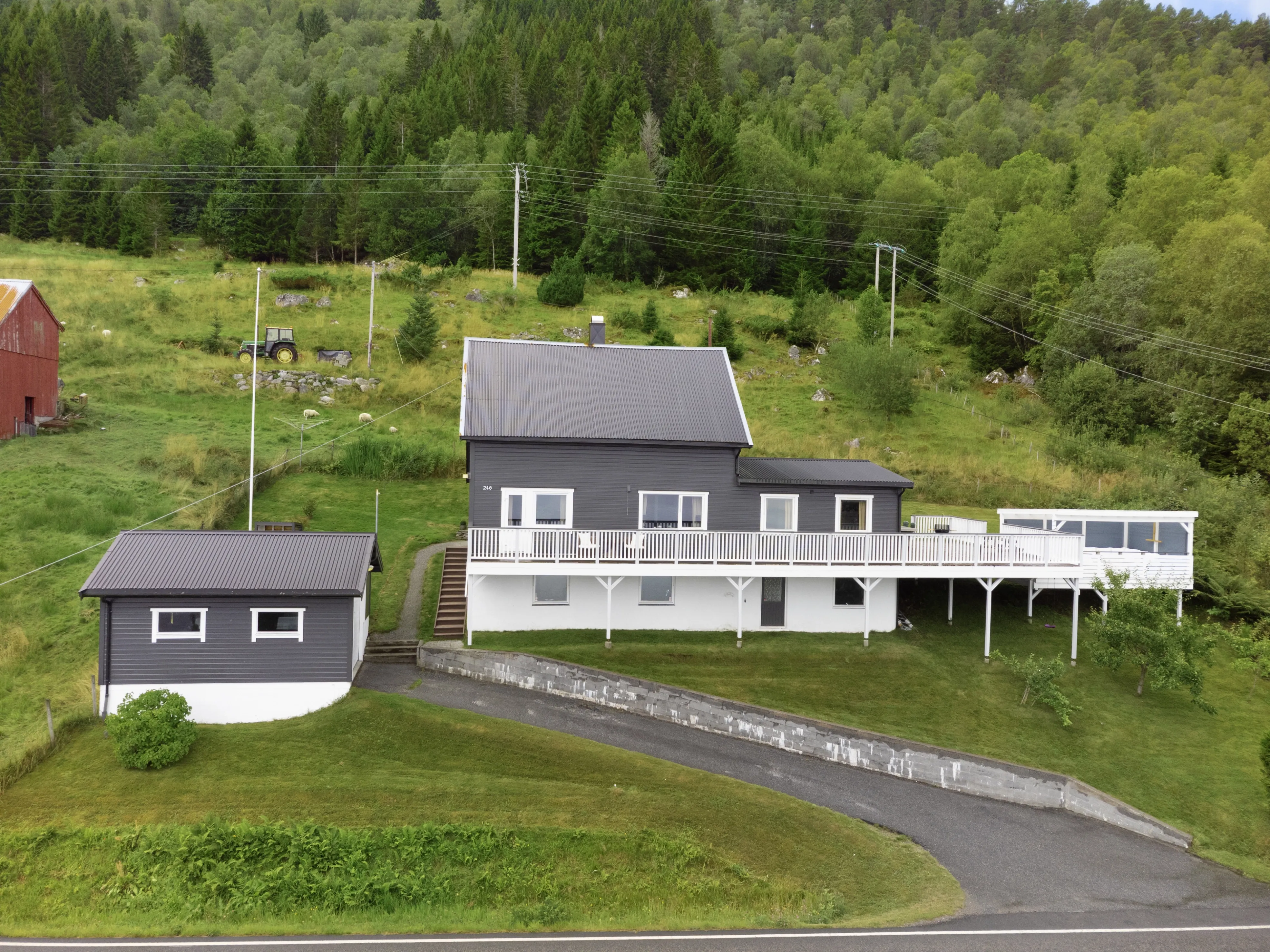 1950s 6-Bedroom House with Sea Views and Modern Upgrades in Fiksdal - View image 32 of 50