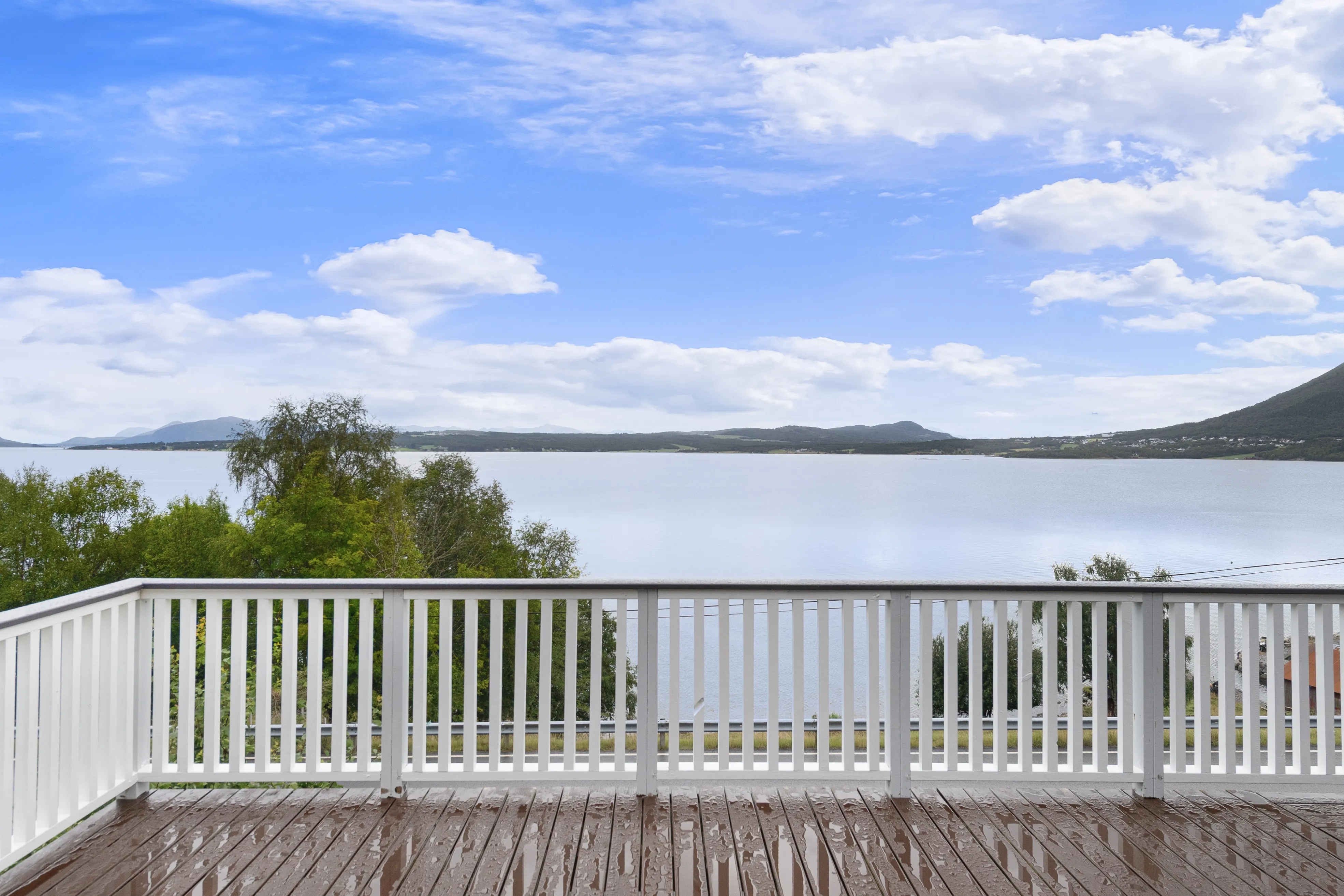 1950s 6-Bedroom House with Sea Views and Modern Upgrades in Fiksdal - View image 36 of 50