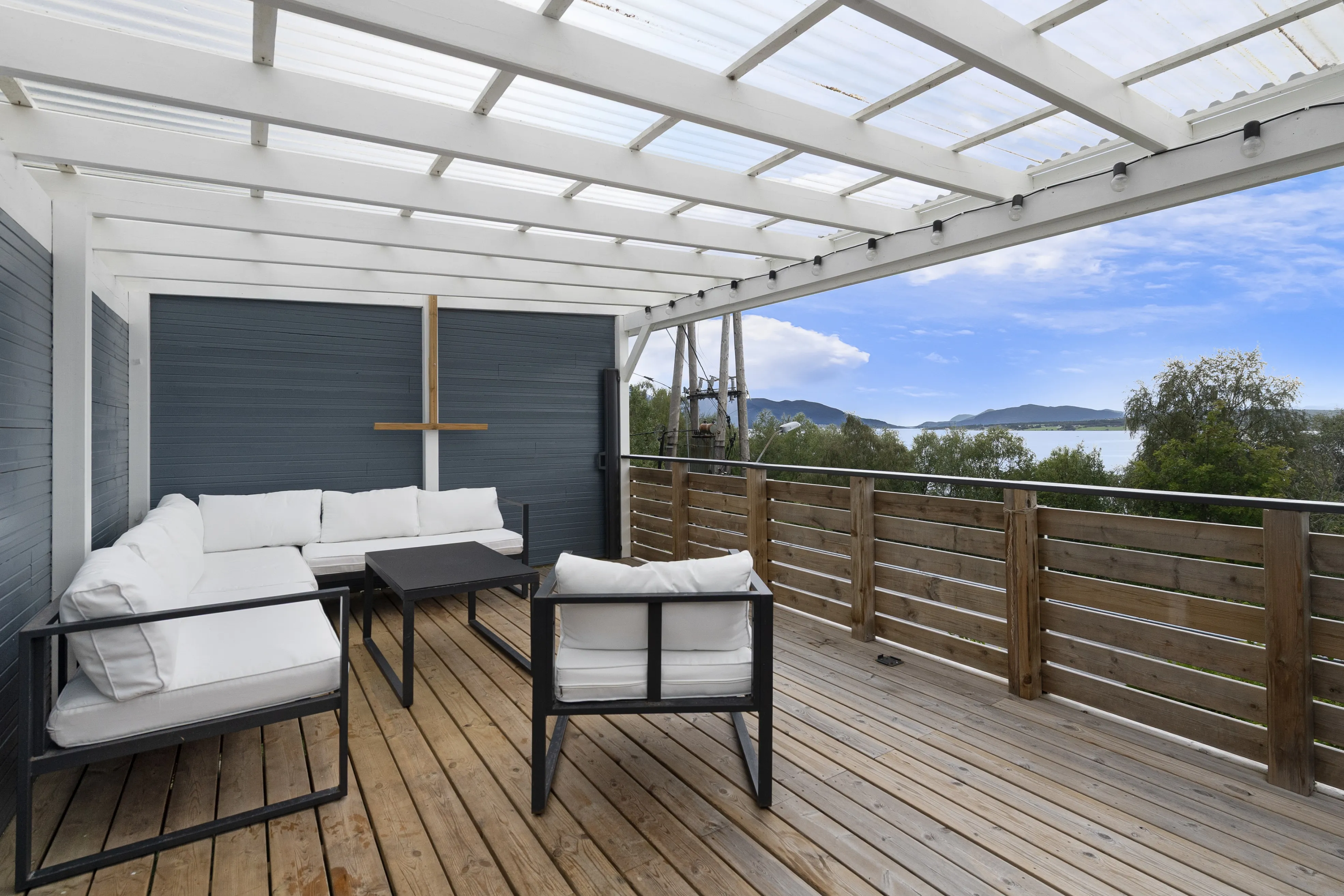 1950s 6-Bedroom House with Sea Views and Modern Upgrades in Fiksdal - View image 37 of 50