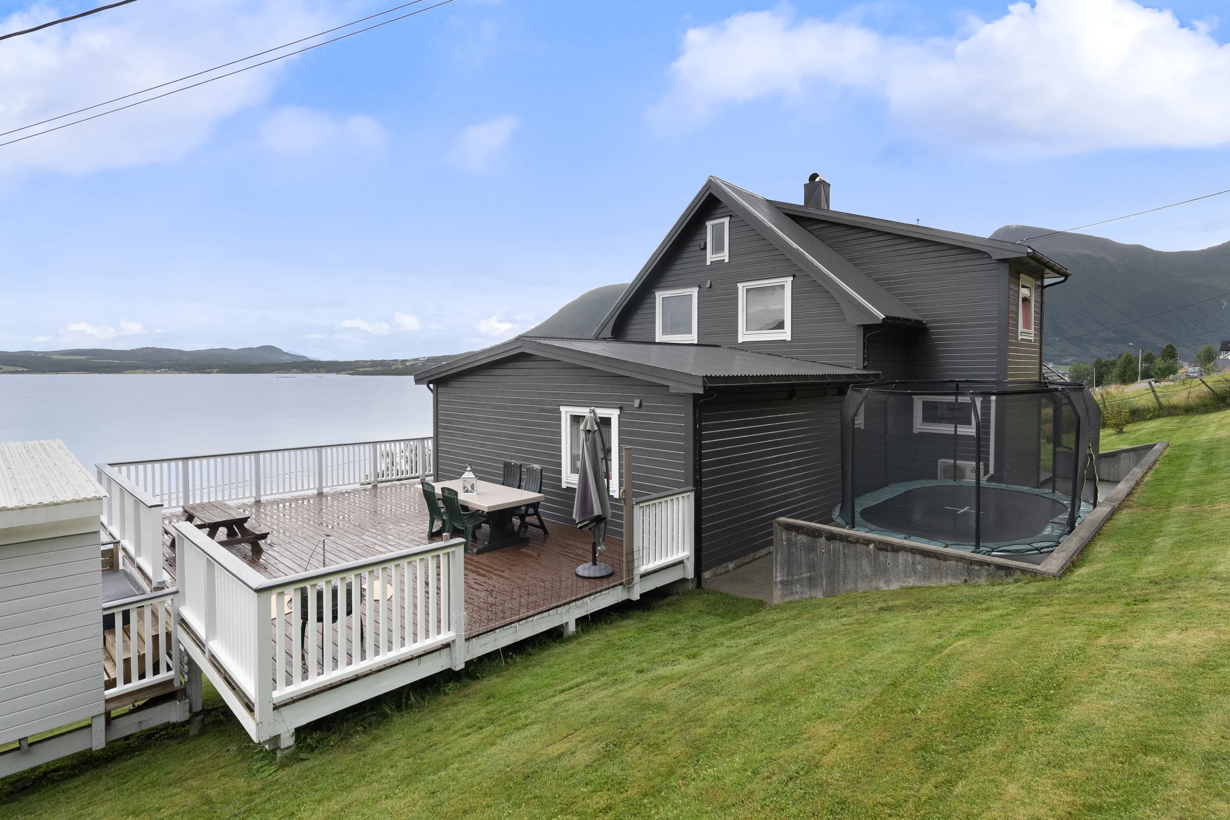 1950s 6-Bedroom House with Sea Views and Modern Upgrades in Fiksdal - View image 38 of 50