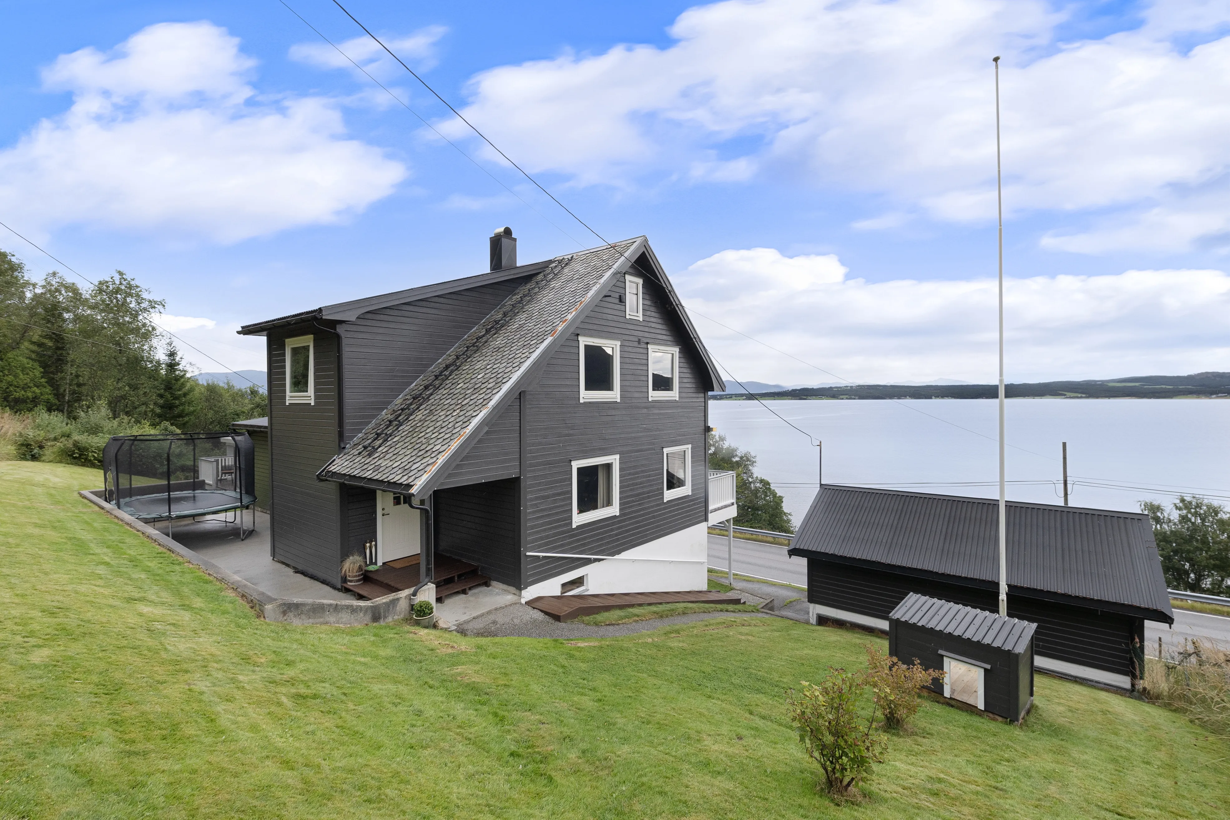 1950s 6-Bedroom House with Sea Views and Modern Upgrades in Fiksdal - View image 39 of 50