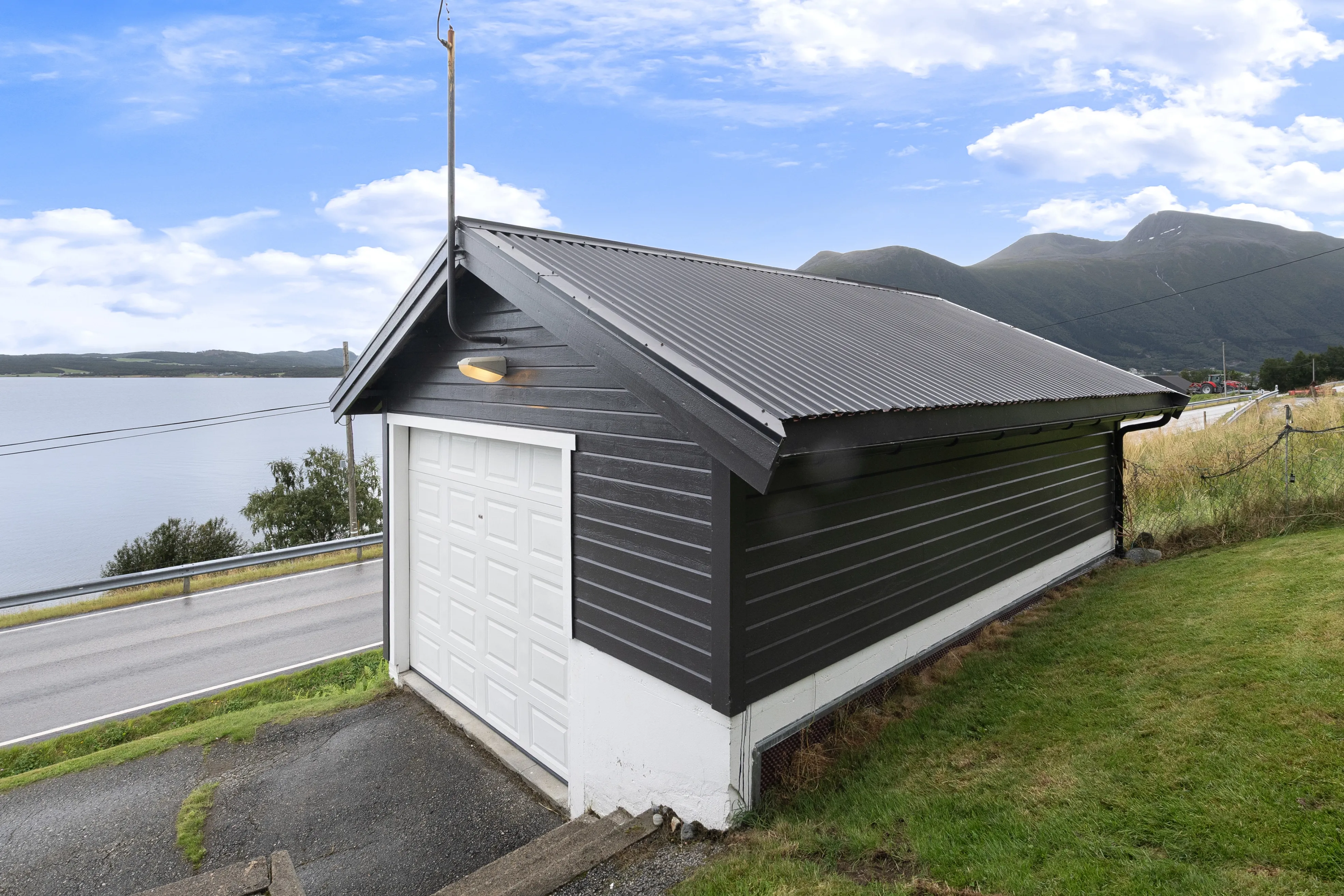 1950s 6-Bedroom House with Sea Views and Modern Upgrades in Fiksdal - View image 40 of 50