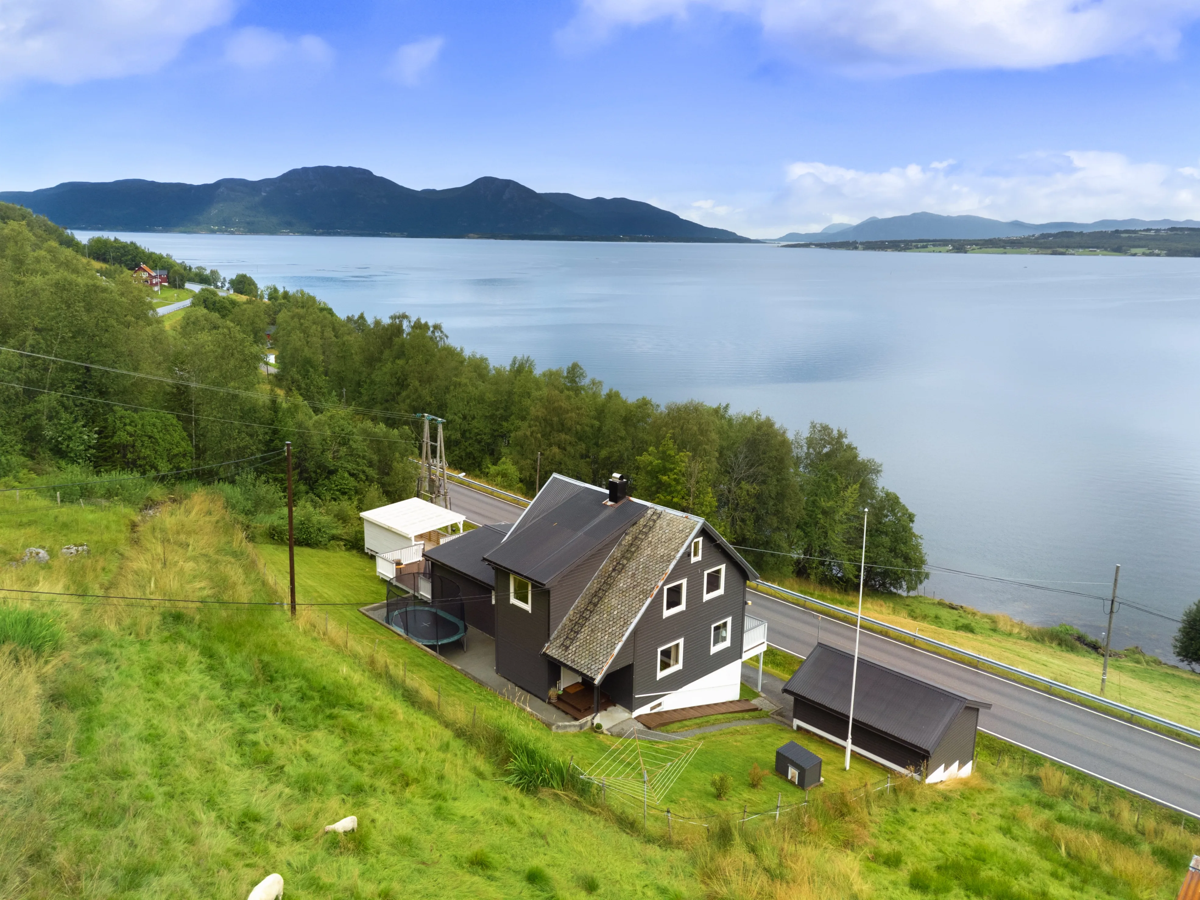 1950s 6-Bedroom House with Sea Views and Modern Upgrades in Fiksdal - View image 41 of 50