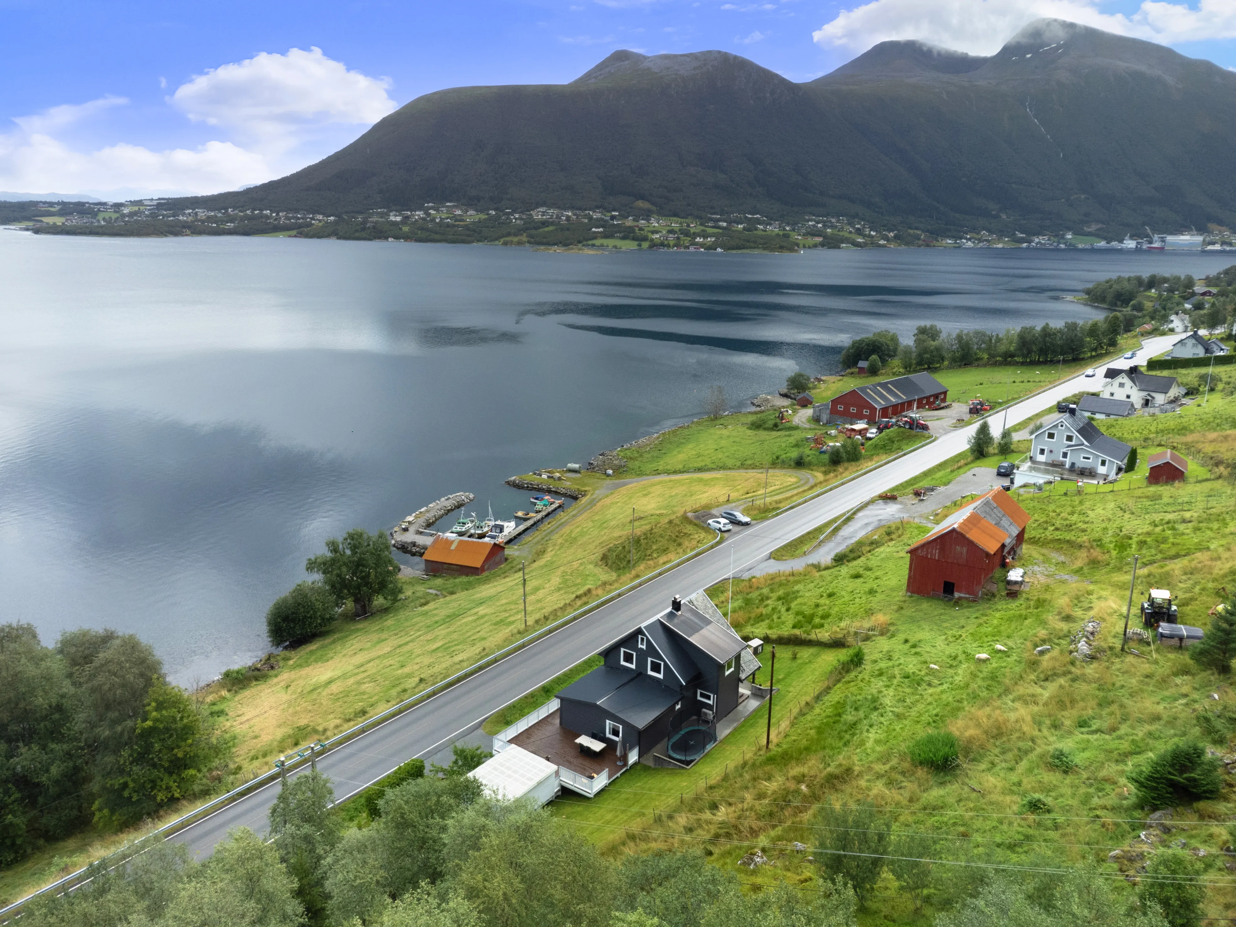 1950s 6-Bedroom House with Sea Views and Modern Upgrades in Fiksdal - View image 42 of 50