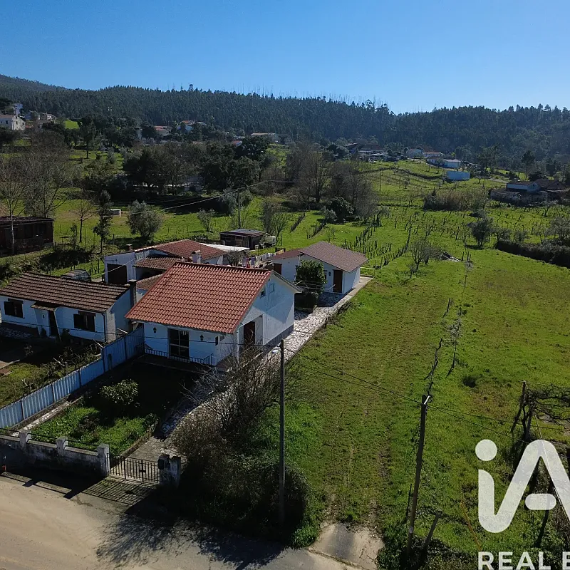1980s Two-Bedroom Home with Expansive Garden in São Miguel de Poiares