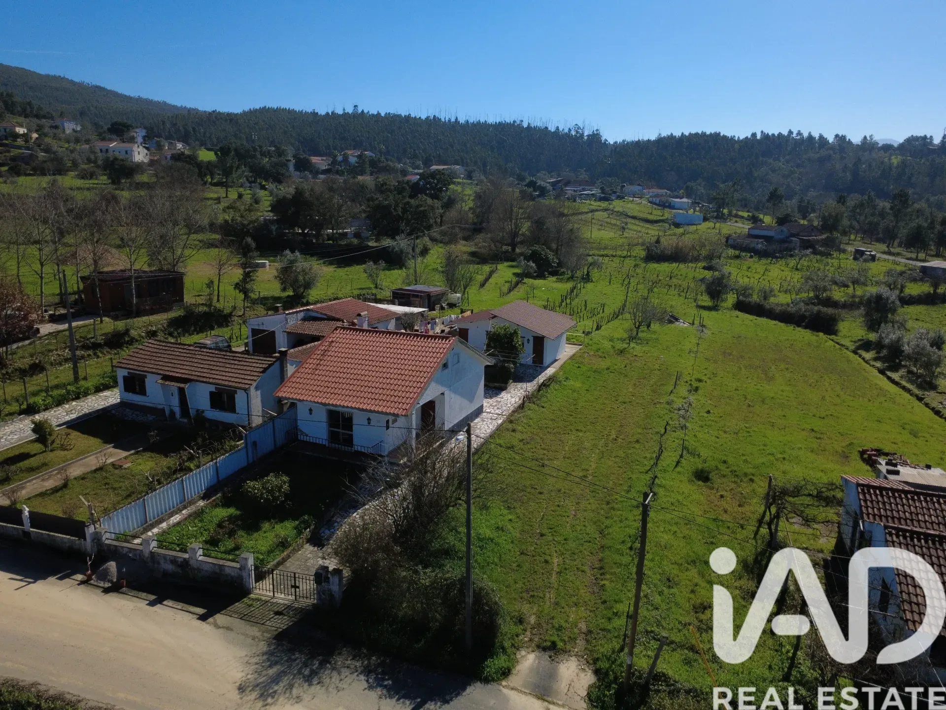 1980s Two-Bedroom Home with Expansive Garden in São Miguel de Poiares - Image 1