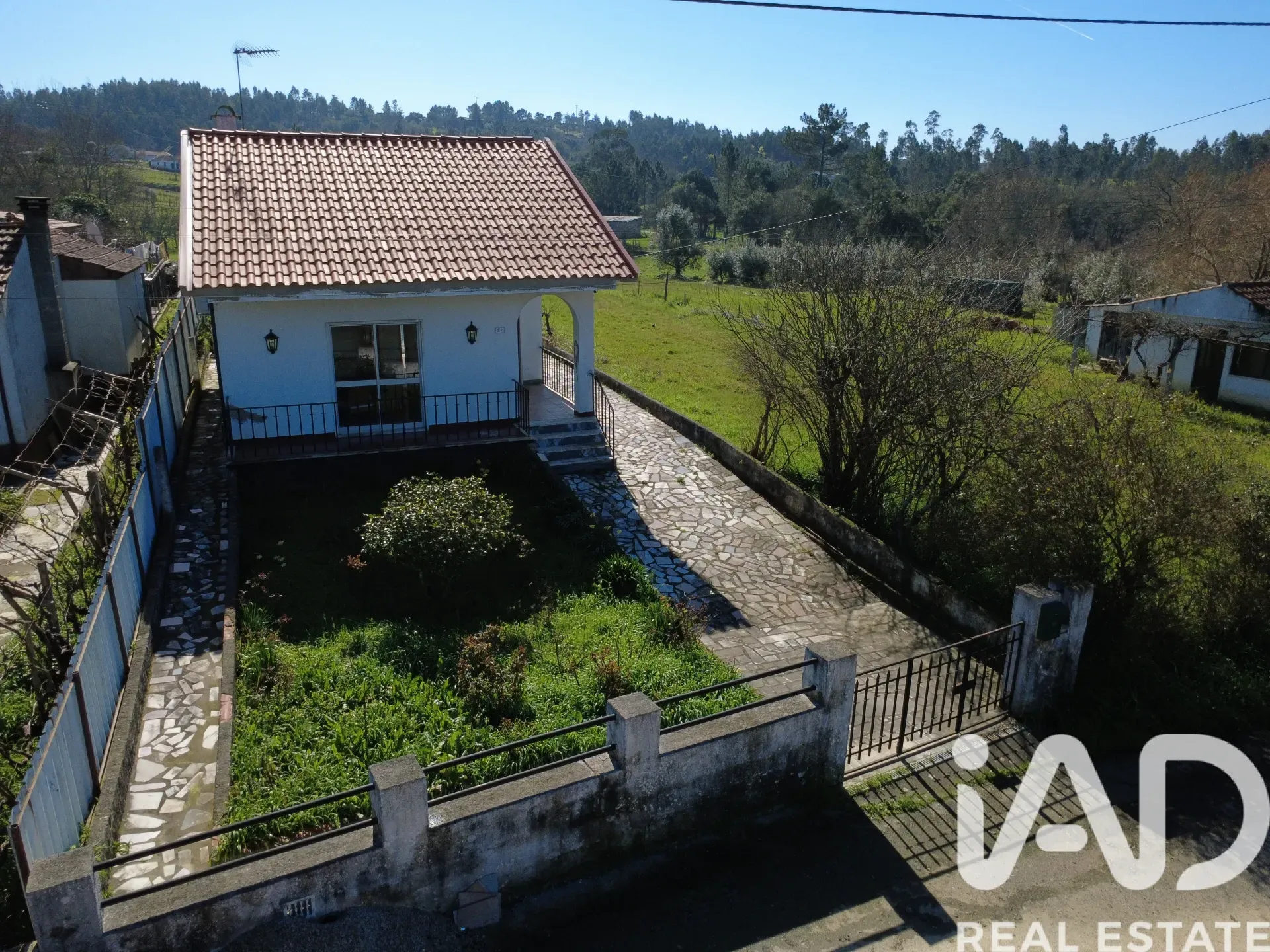 1980s Two-Bedroom Home with Expansive Garden in São Miguel de Poiares - Image 2