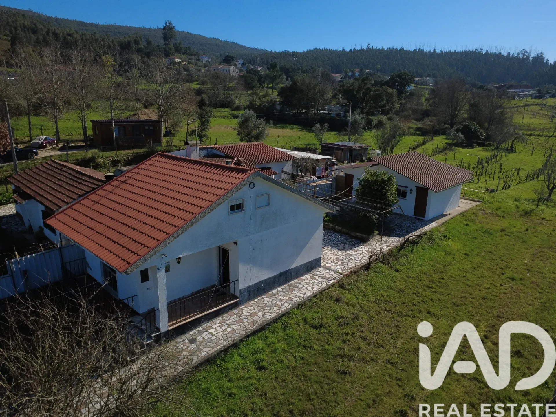 1980s Two-Bedroom Home with Expansive Garden in São Miguel de Poiares - Image 3