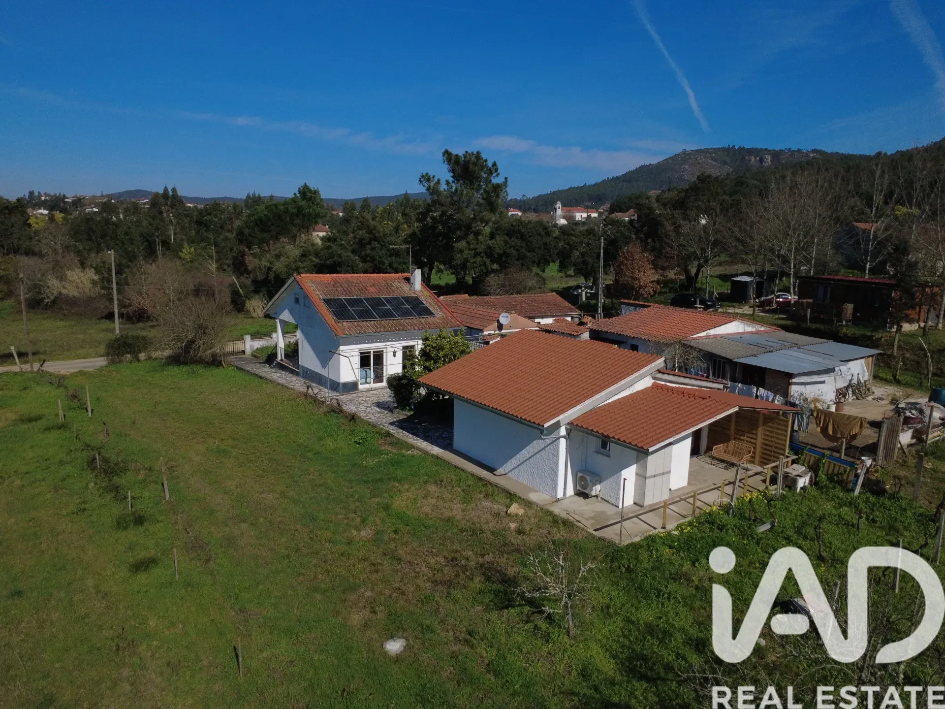 1980s Two-Bedroom Home with Expansive Garden in São Miguel de Poiares - Image 5