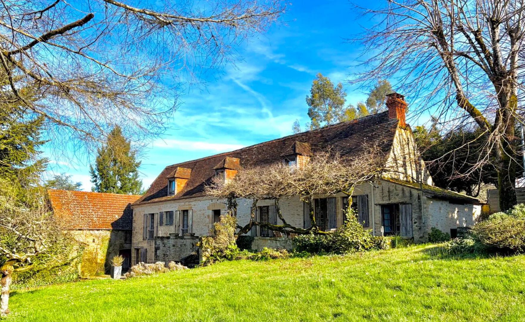 Family Retreat with Pool and Expansive Garden in Sarlat, France - Image 1