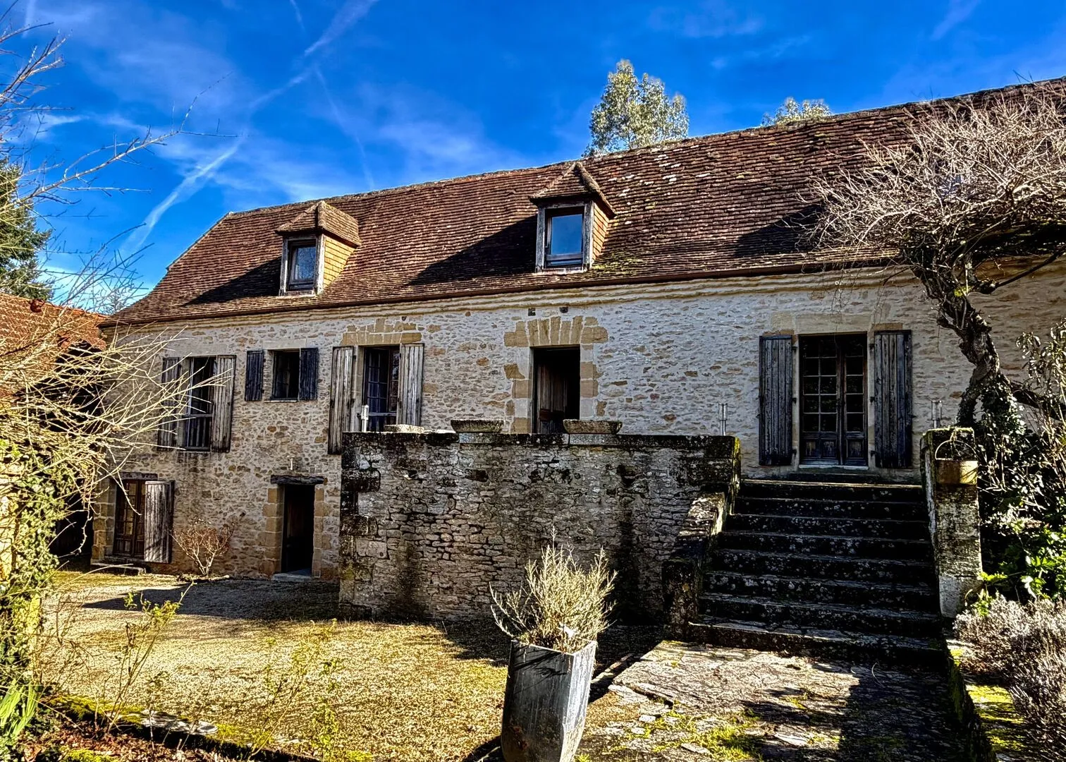 Family Retreat with Pool and Expansive Garden in Sarlat, France - Image 4