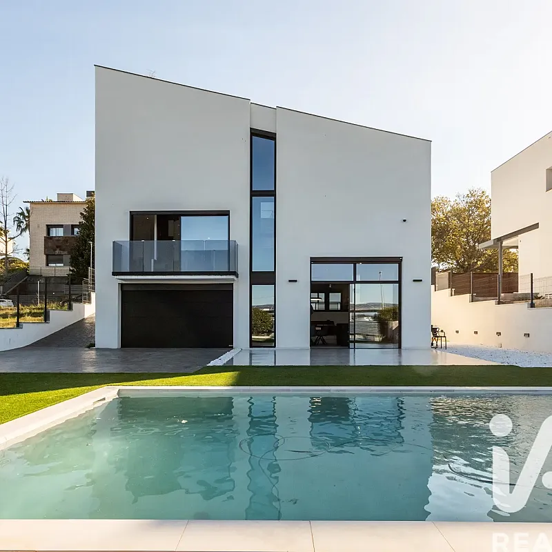 Modern 5-Bedroom House with Pool and Garden in Les Franqueses del Vallès